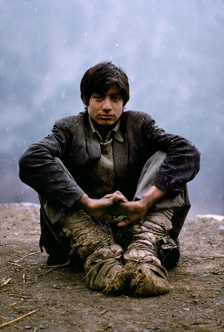 young adult, sadness, men, cold temperature, portrait, winter, adult, cockpit, hood - clothing, nature, looking at camera, sitting, young men, despair, Phone HD Wallpaper
