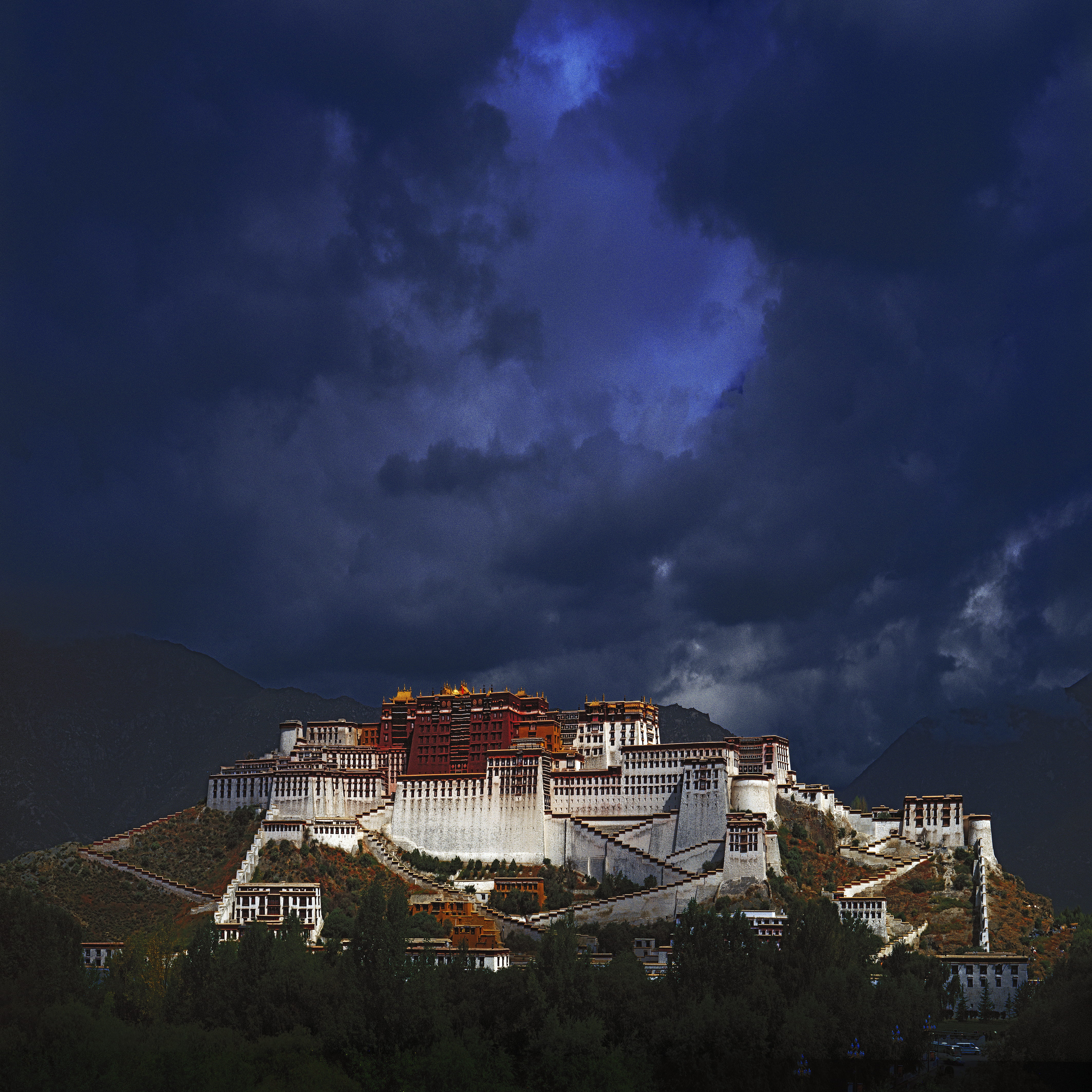 city, cityscape, china, mountain, house, building, sky, outdoors, building exterior, 4K, lhasa, architecture, residential district, town, built structure, Phone HD Wallpaper