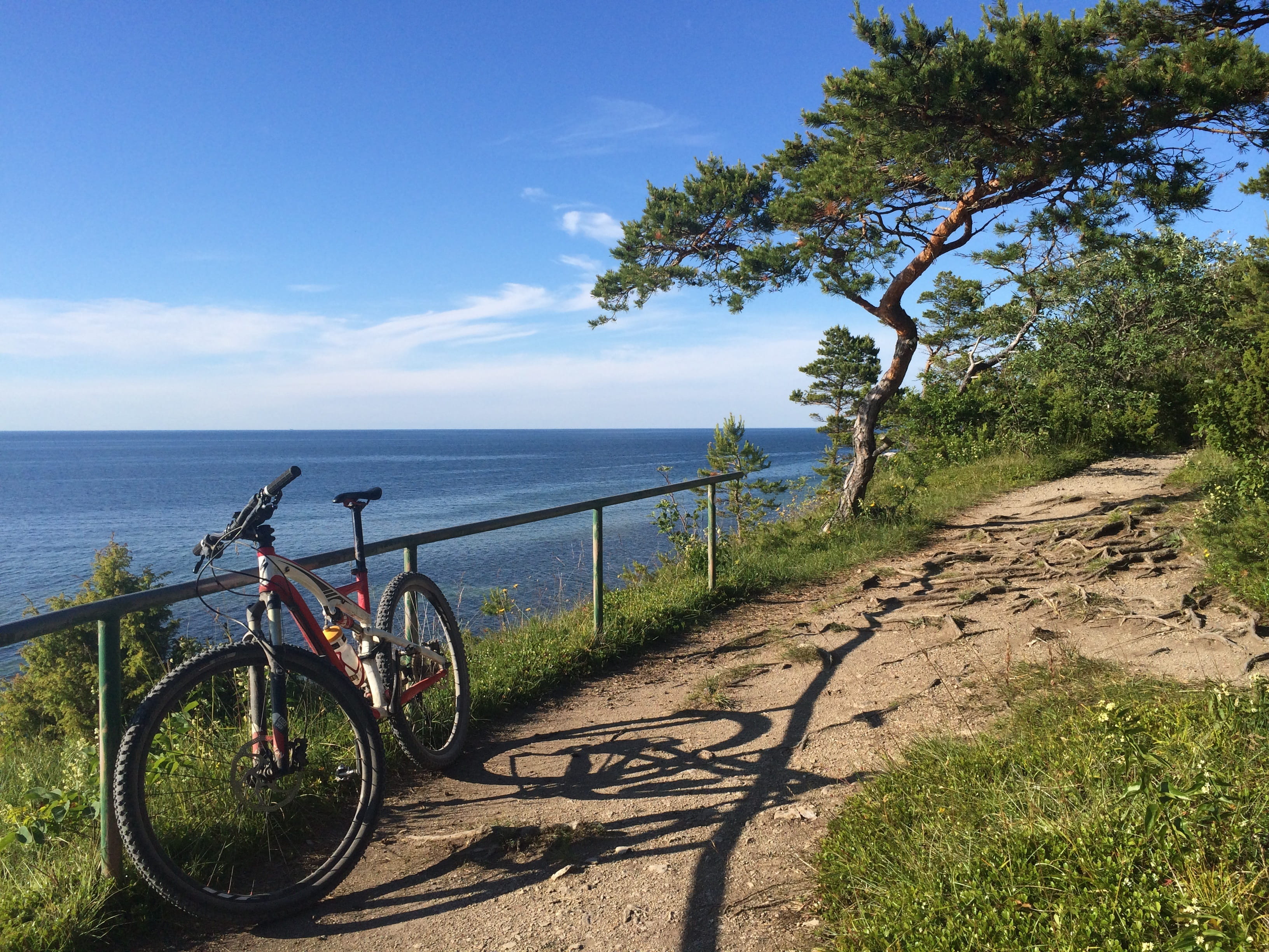 cloud - sky, horizon over water, Gotland, högklint, tree, beauty in nature, sunlight, scenics, land vehicle, water, sky, mode of transportation, sports, HD Wallpaper