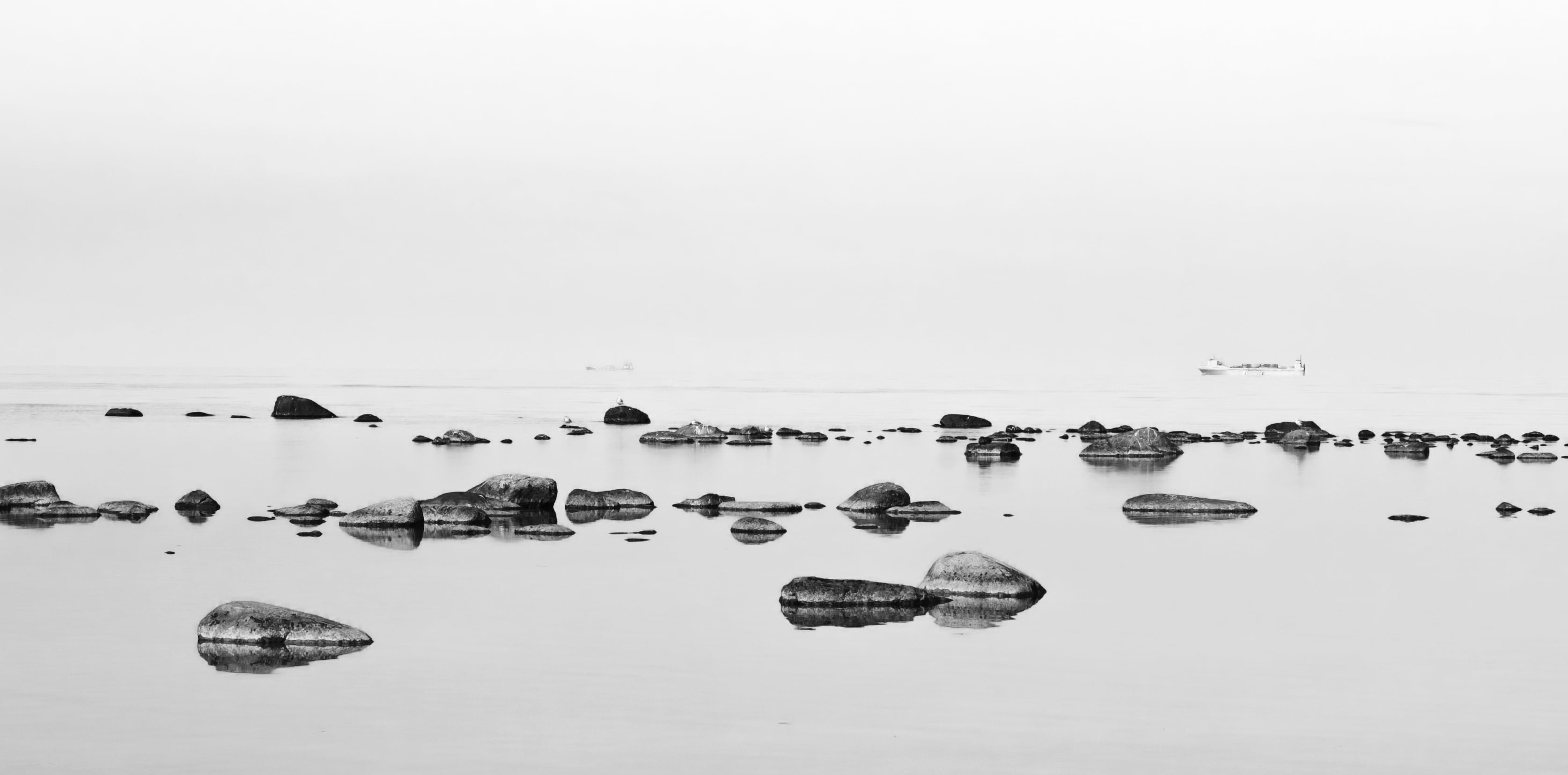 body of water, Gotland, nature, black and white, body, Sweden, boats, sea, water, rocks, photography, 2K, HD Wallpaper