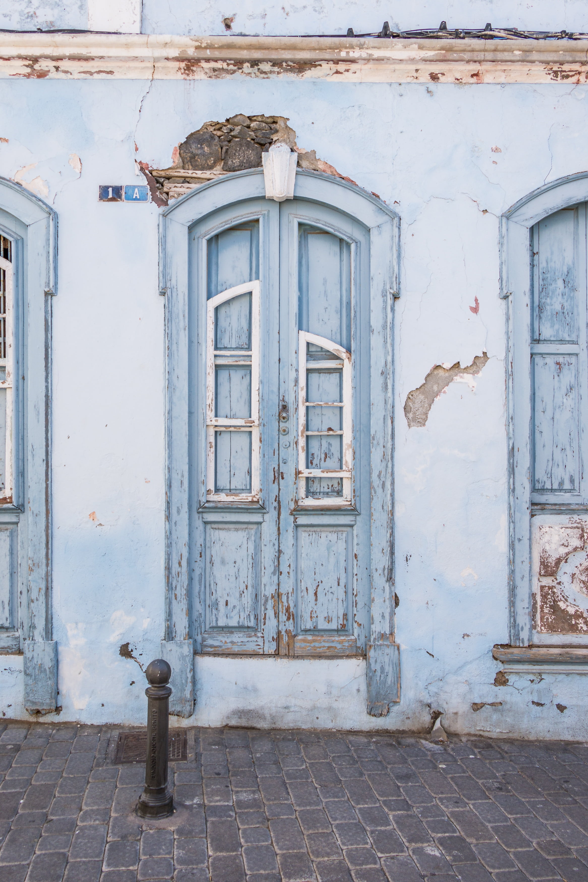 wood, vertebrate, security, old door, house facade, 2K, no people, building exterior, wooden, animal themes, safety, door, closed, window, house entrance, Phone HD Wallpaper
