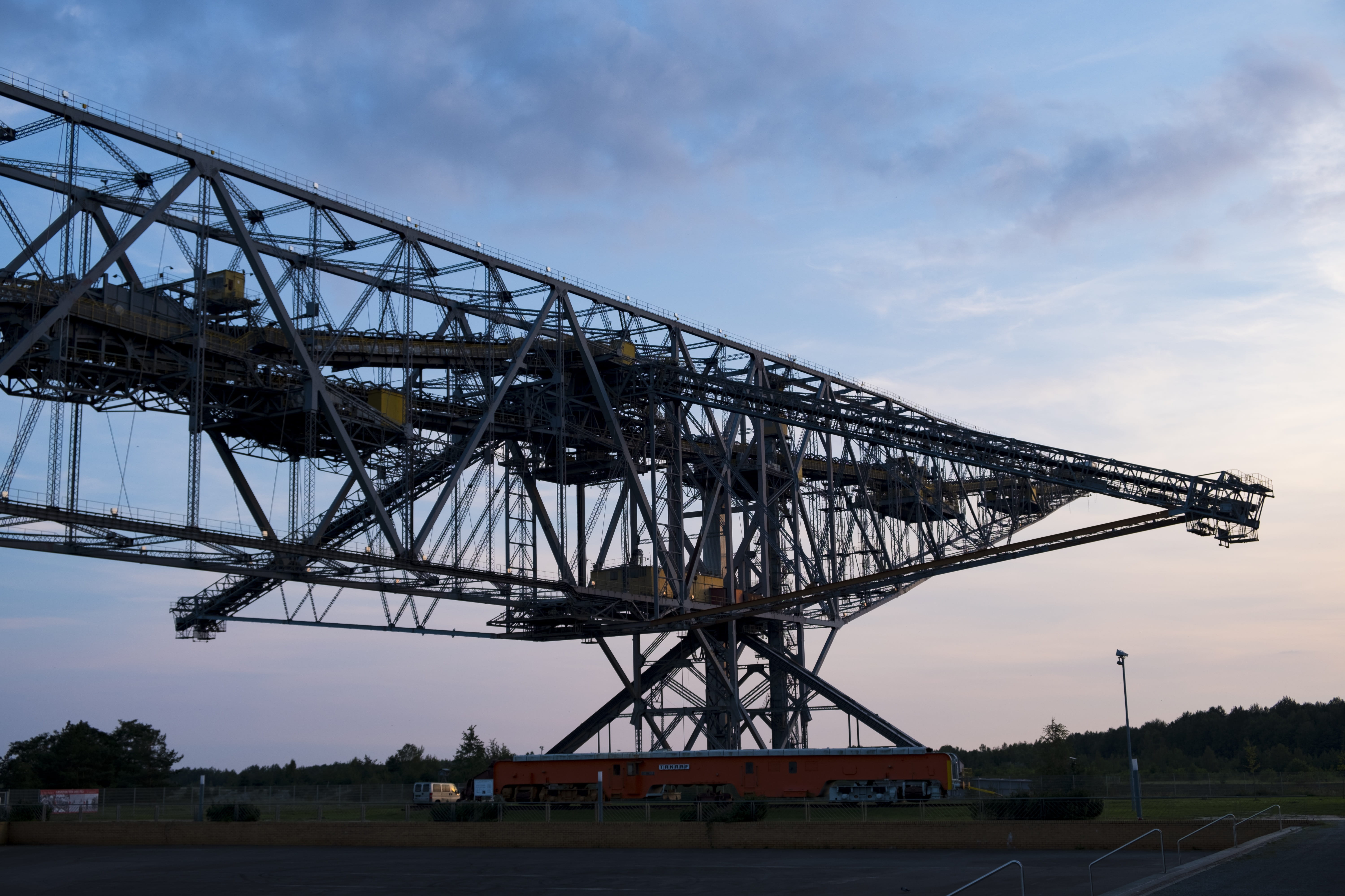 5K, light box, conveyor bridge, iron, energy, carbon, metal, industry, built structure, f60, architecture, alloy, cloud - sky, open pit mining, brandenburg, HD Wallpaper