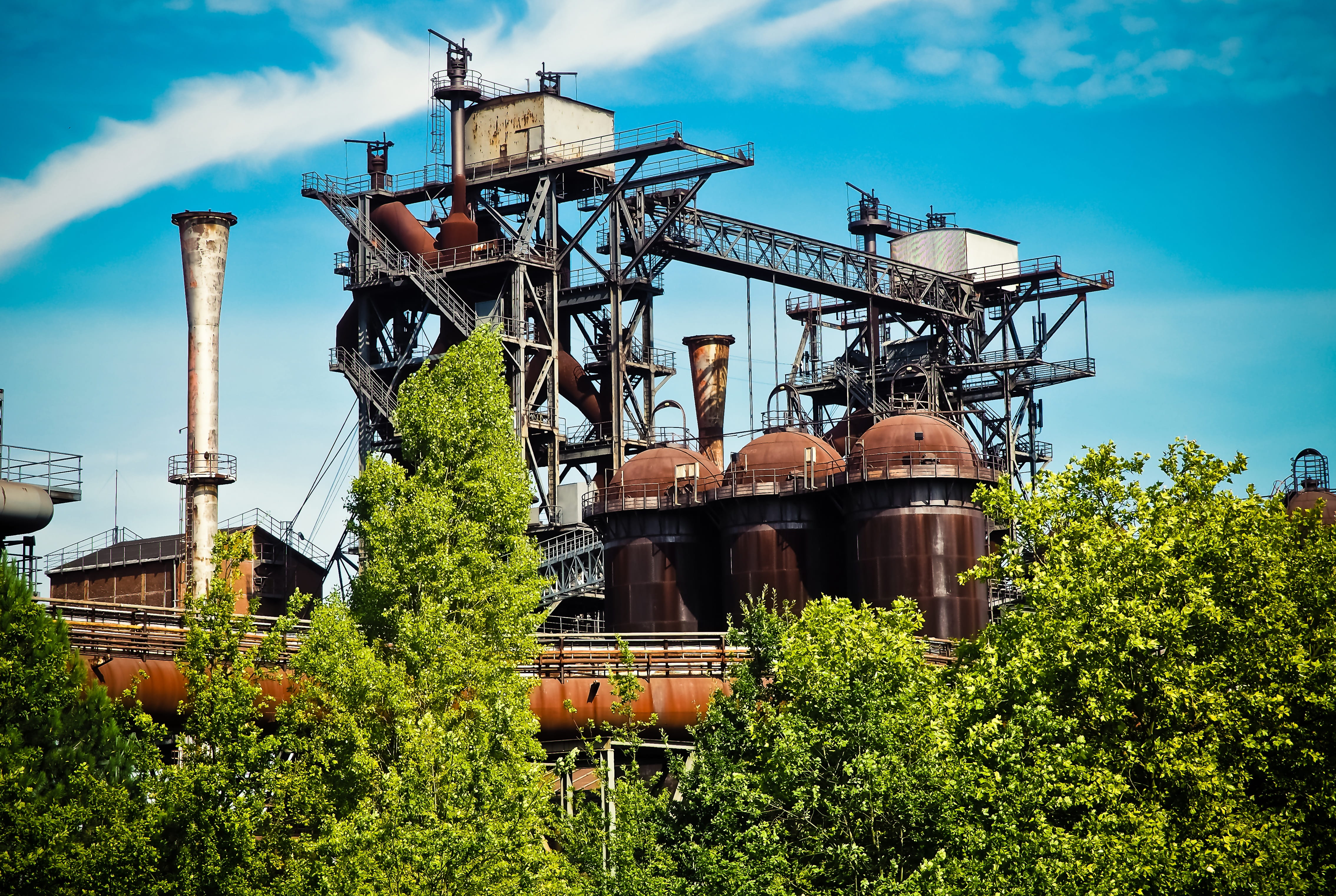 old building, stainless, industry, facade, technology, steel, cloud - sky, outdoors, photography, ruins, factory building, industrial architecture, heavy industry, HD Wallpaper