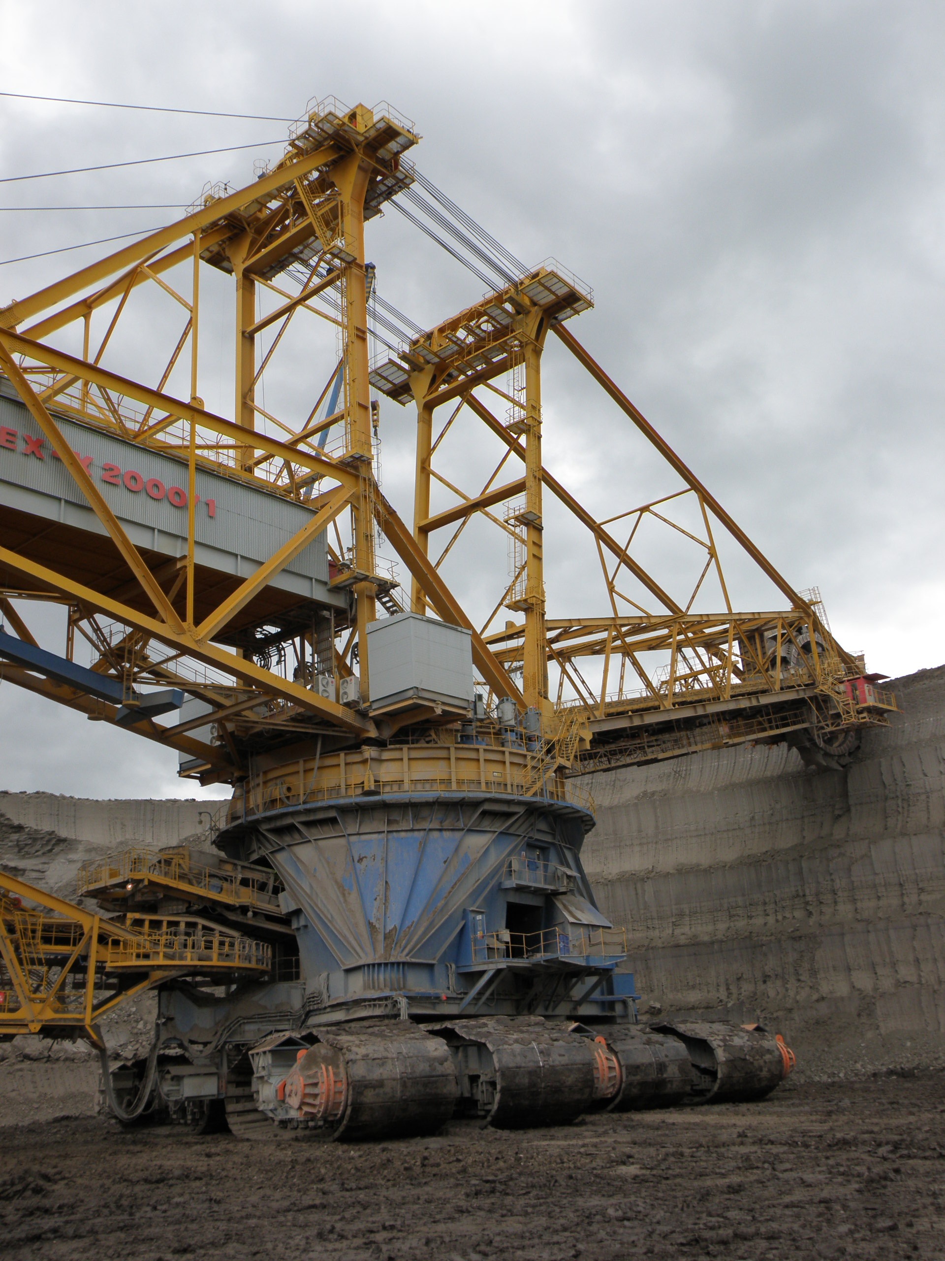 surface, technology, mine, metal industry, no people, sky, coal, 2K, transportation, nature, built structure, extraction, quarry, industry, factory, machinery, Phone HD Wallpaper