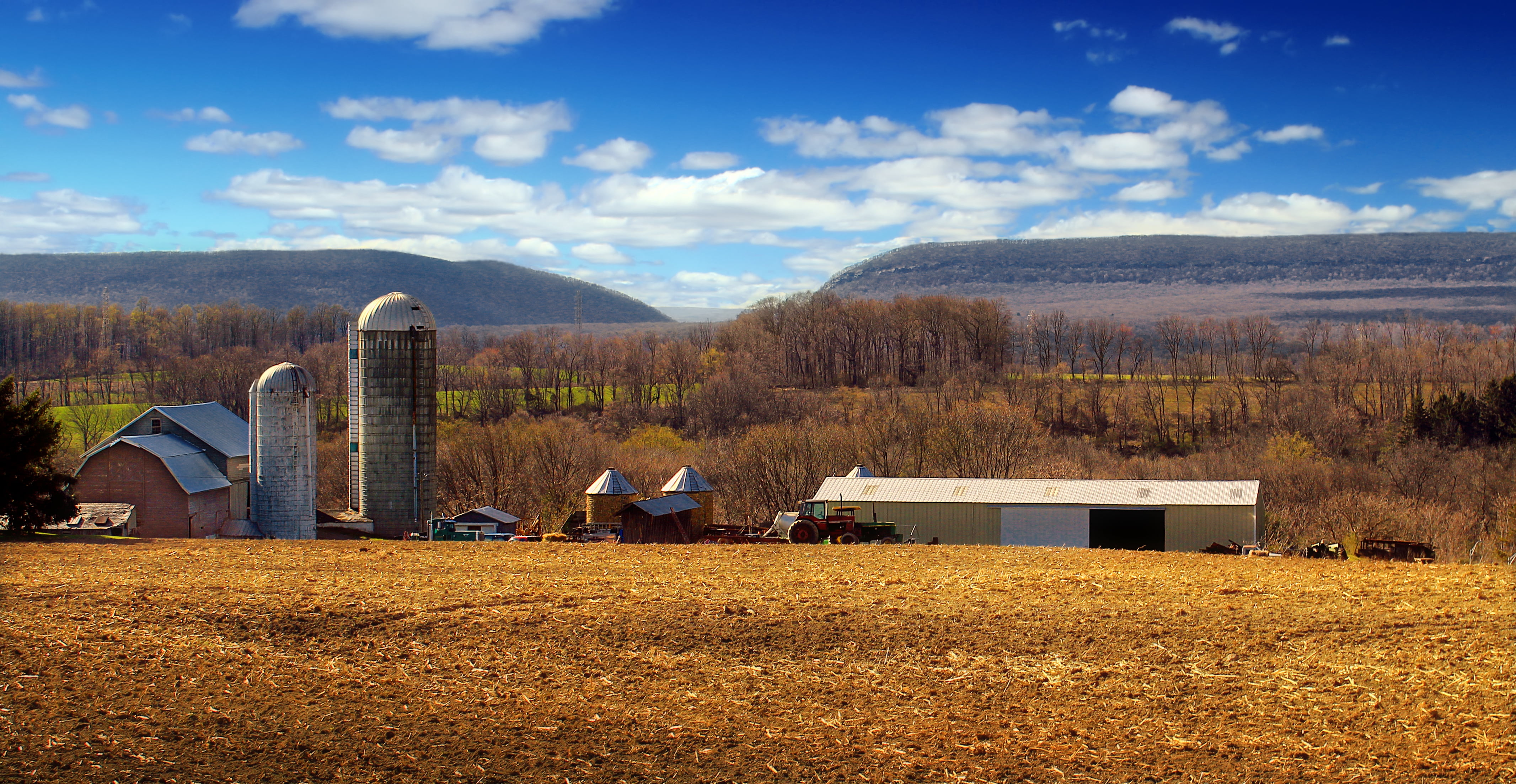 Blue Mountain, silos, creative commons, spring, field  farm, Great Valley, Kittatinny Mountain, clouds, barns, daytime, 4K, barn, landscape, rural Scene, HD Wallpaper