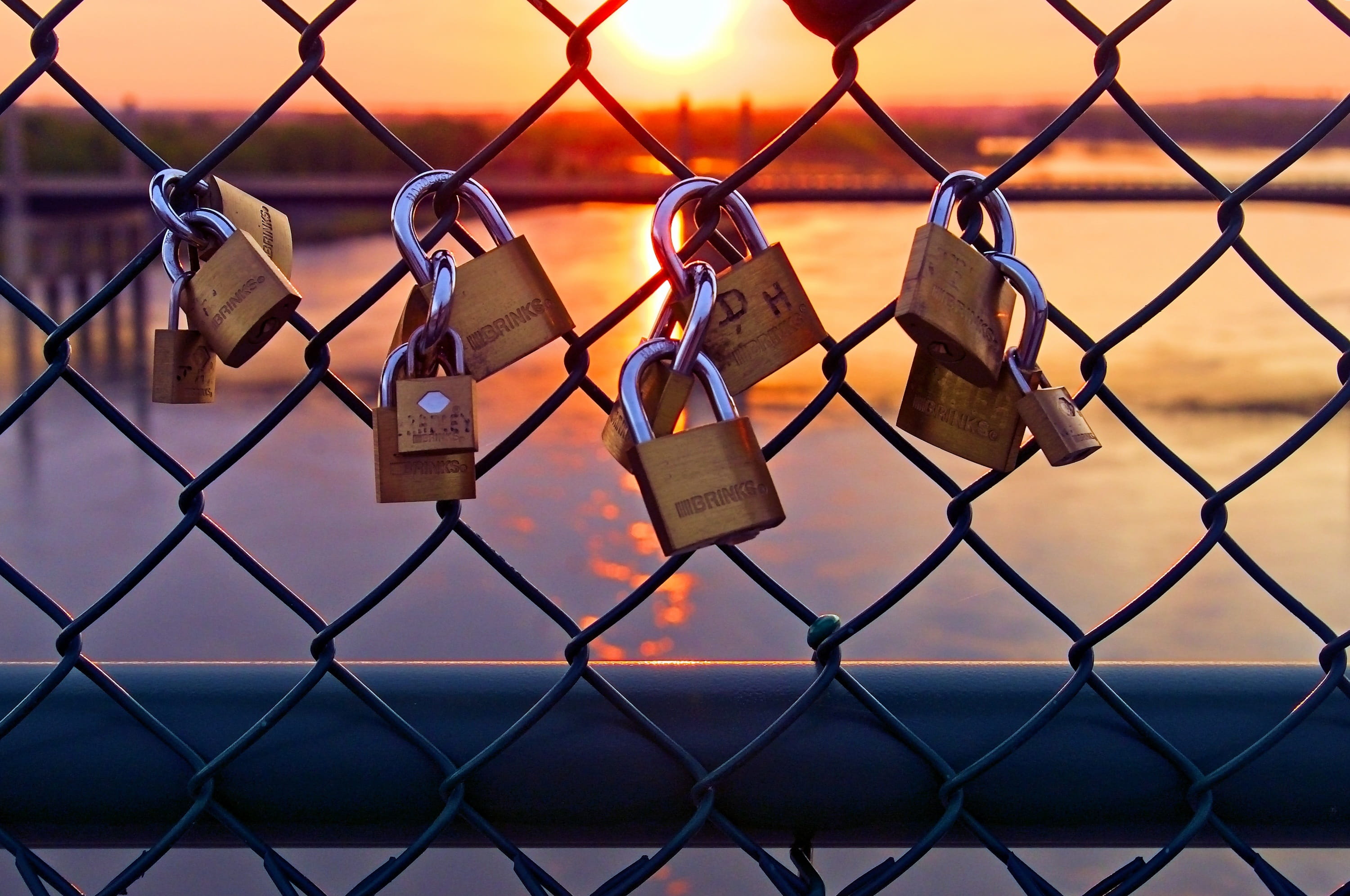 steel, friendship, sky, padlocks, lock, love lock, boundary, south dakota, 2K, metal, architecture, nebraska, focus on foreground, romance, heart, fence, HD Wallpaper