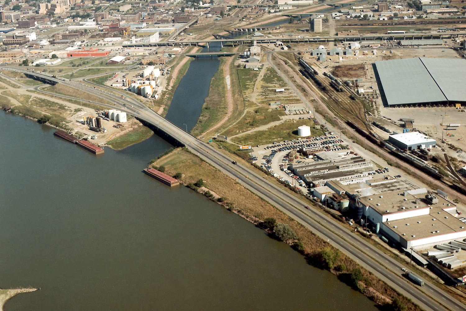 town, iowa, high angle view, transportation, river, outdoors, business, nature, building exterior, city, industry, built structure, sioux city, freight transportation, HD Wallpaper