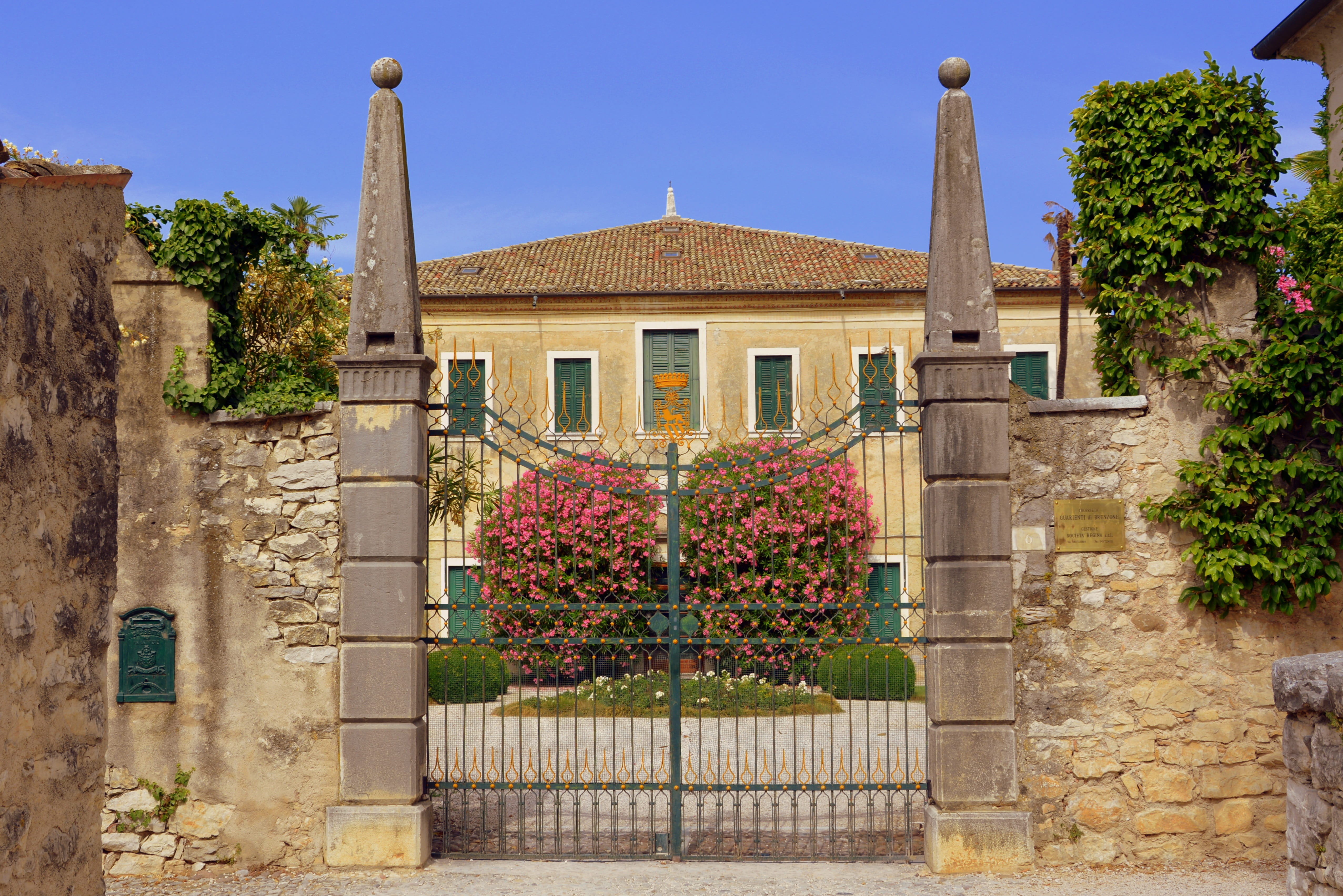 ancient, ornamental garden, 4K, travel destinations, home, architecture, no people, building exterior, villa, punta san vigilio, plant, architectural column, HD Wallpaper