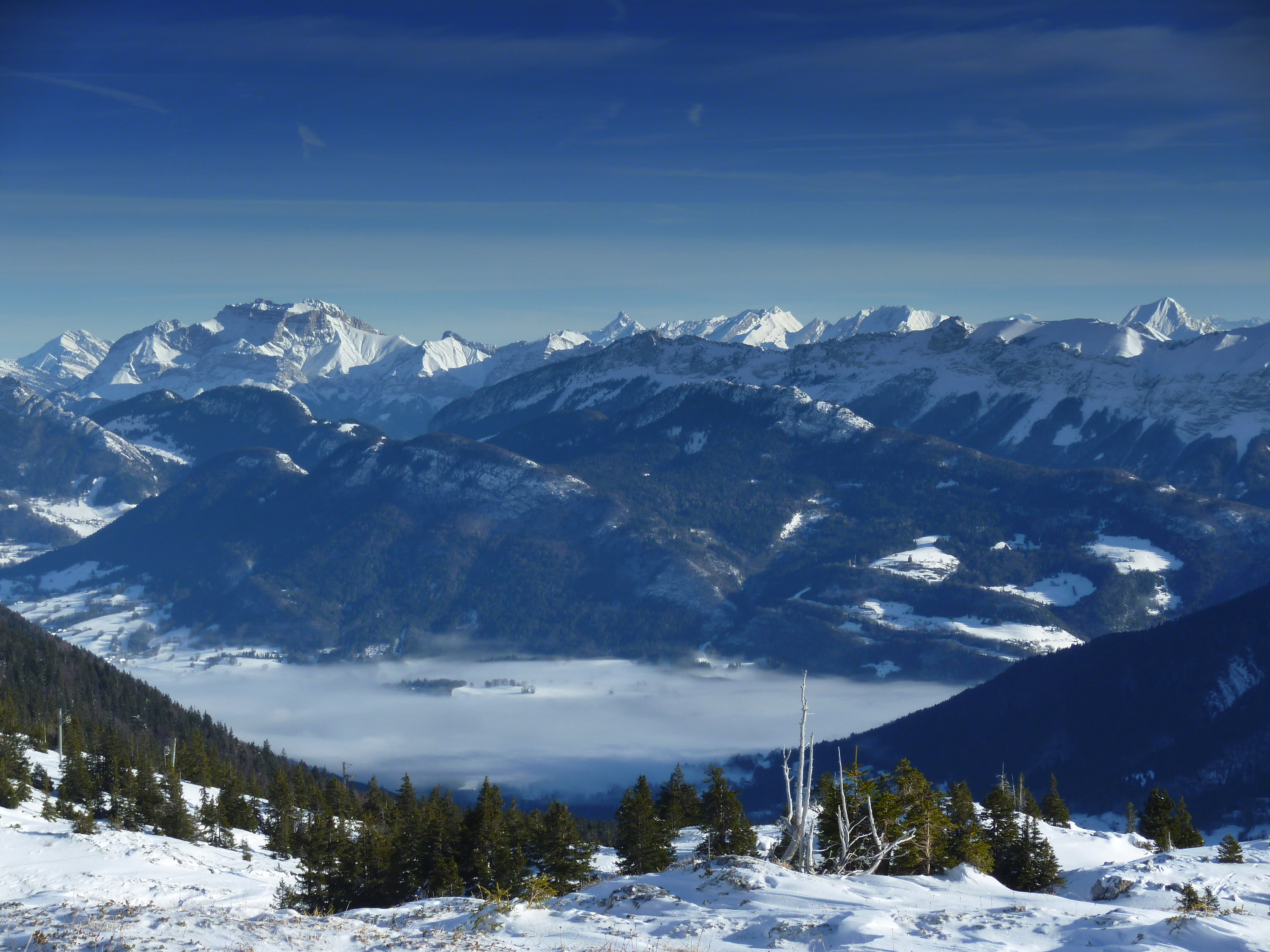 Le Chatelard, scenics, eye, snowy, landscape, hiver, view, brume, outdoors, neige, birds eye view, snowy mountain, 4K, bauges, alpes, snow, birds, nature, HD Wallpaper