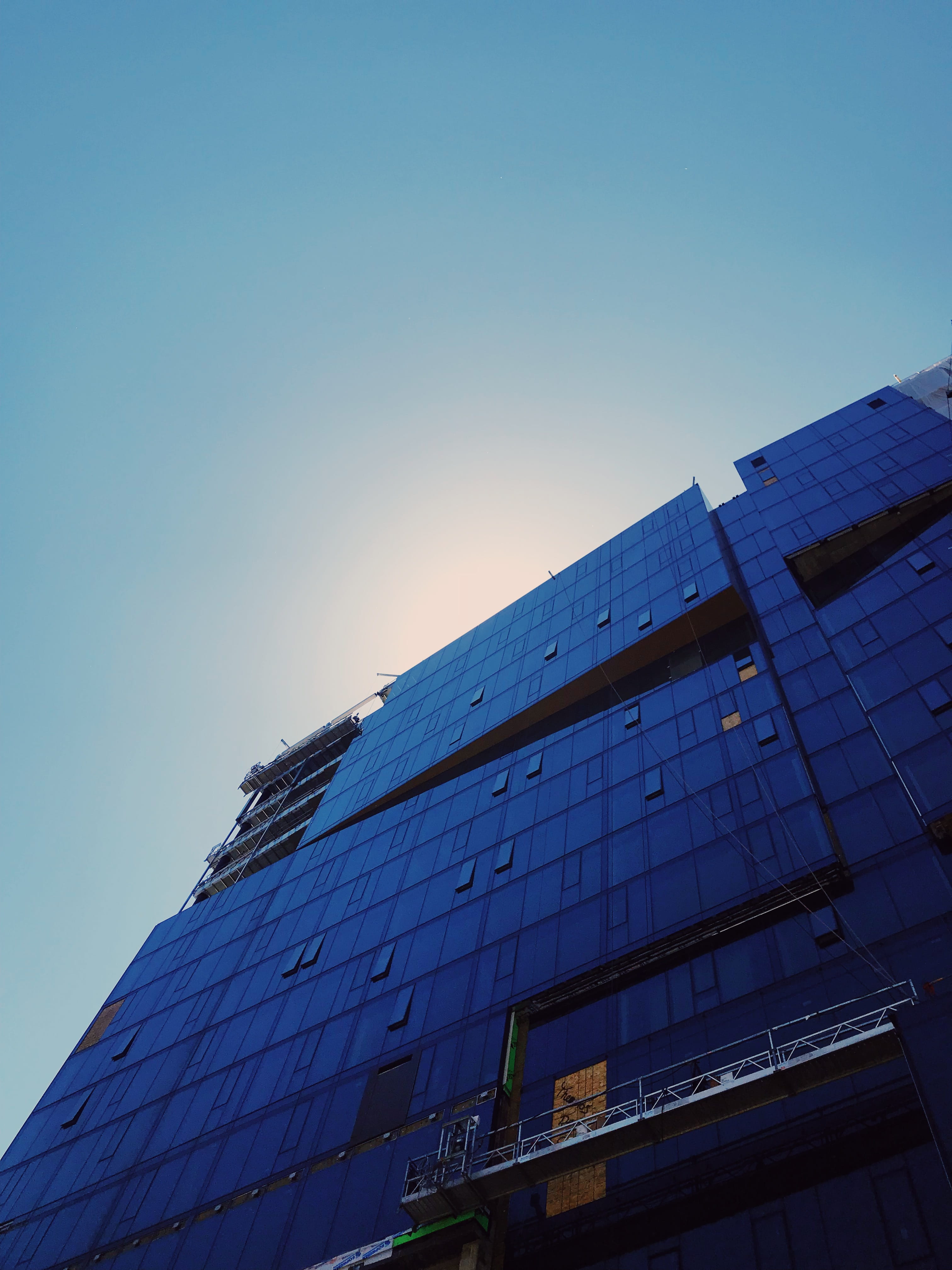 1465 rue de la montagne, sky, office, copy space, modern, outdoors, low angle view, blue, building, aesthetics, minimalism, canada, nature, summer, montreal, Phone HD Wallpaper