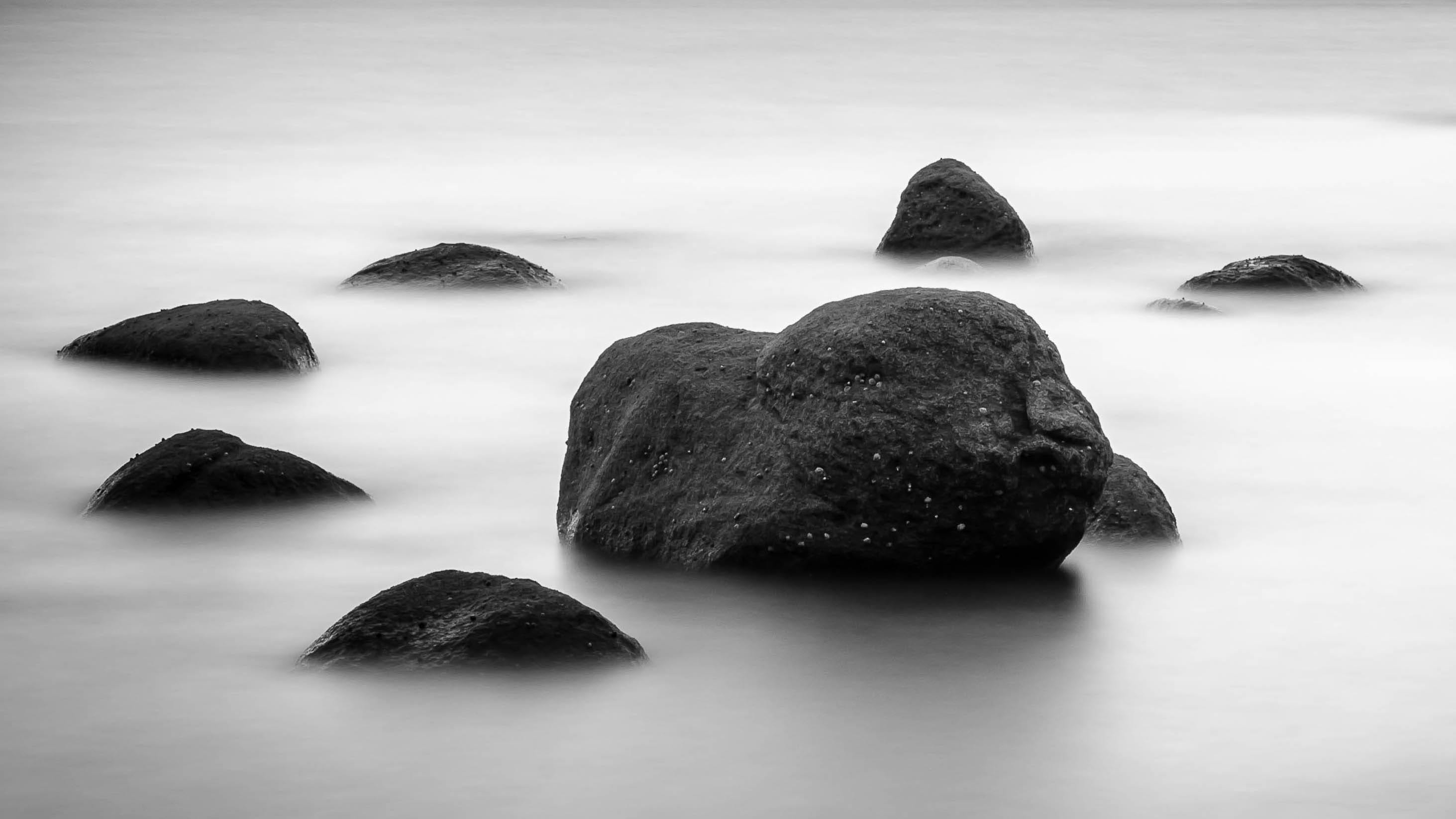 day, noir et blanc, Océan, no people, rock formation, outdoors, Rocher, france, nature, rock - object, water, solid, tranquil scene, geology, tranquility, HD Wallpaper