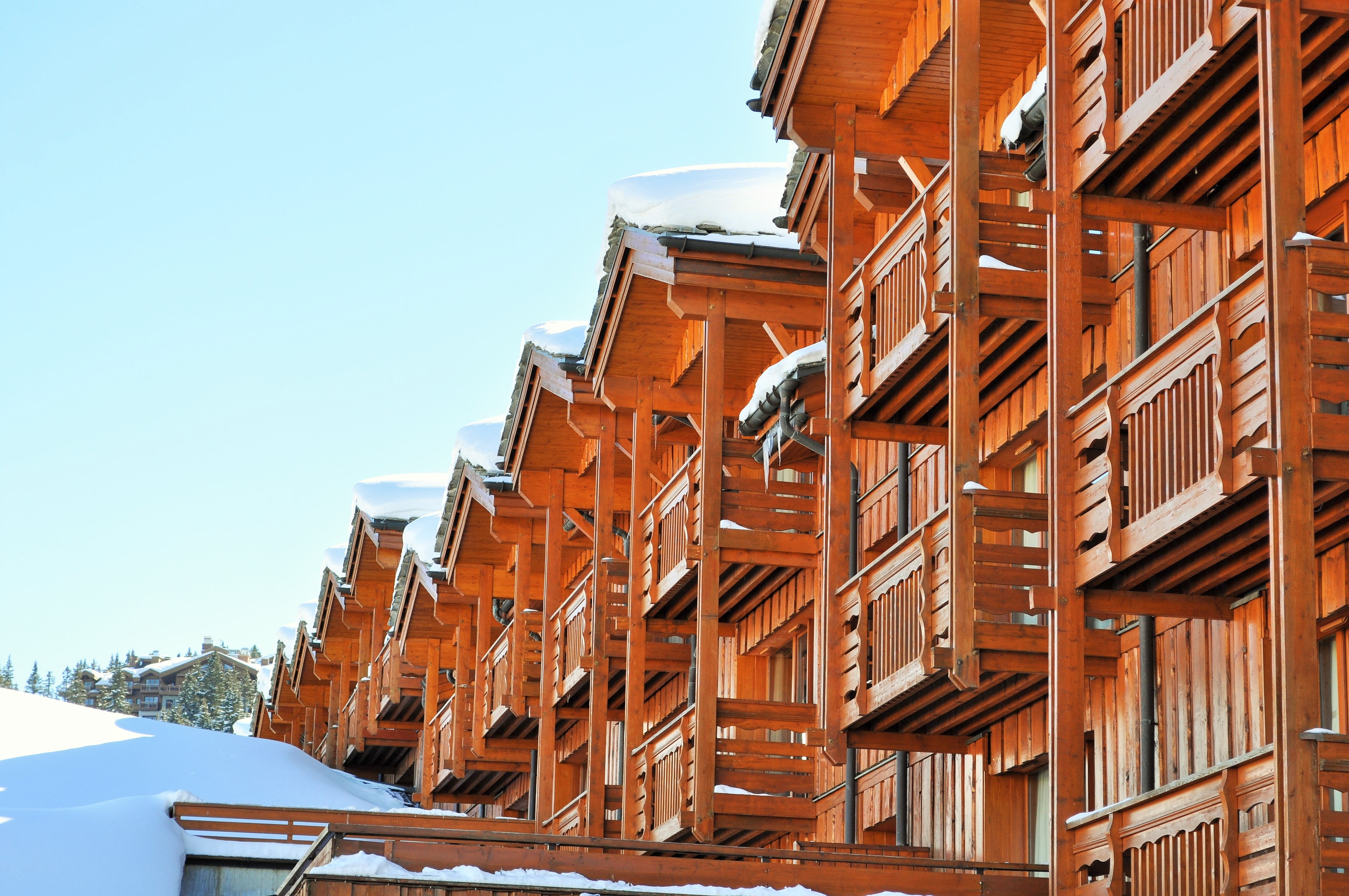 courchevel, brown, mountaineering, city, snowy, sky, ski, winter, sunlight, cottage, building, chalets, white, built structure, winter landscape, summit, HD Wallpaper