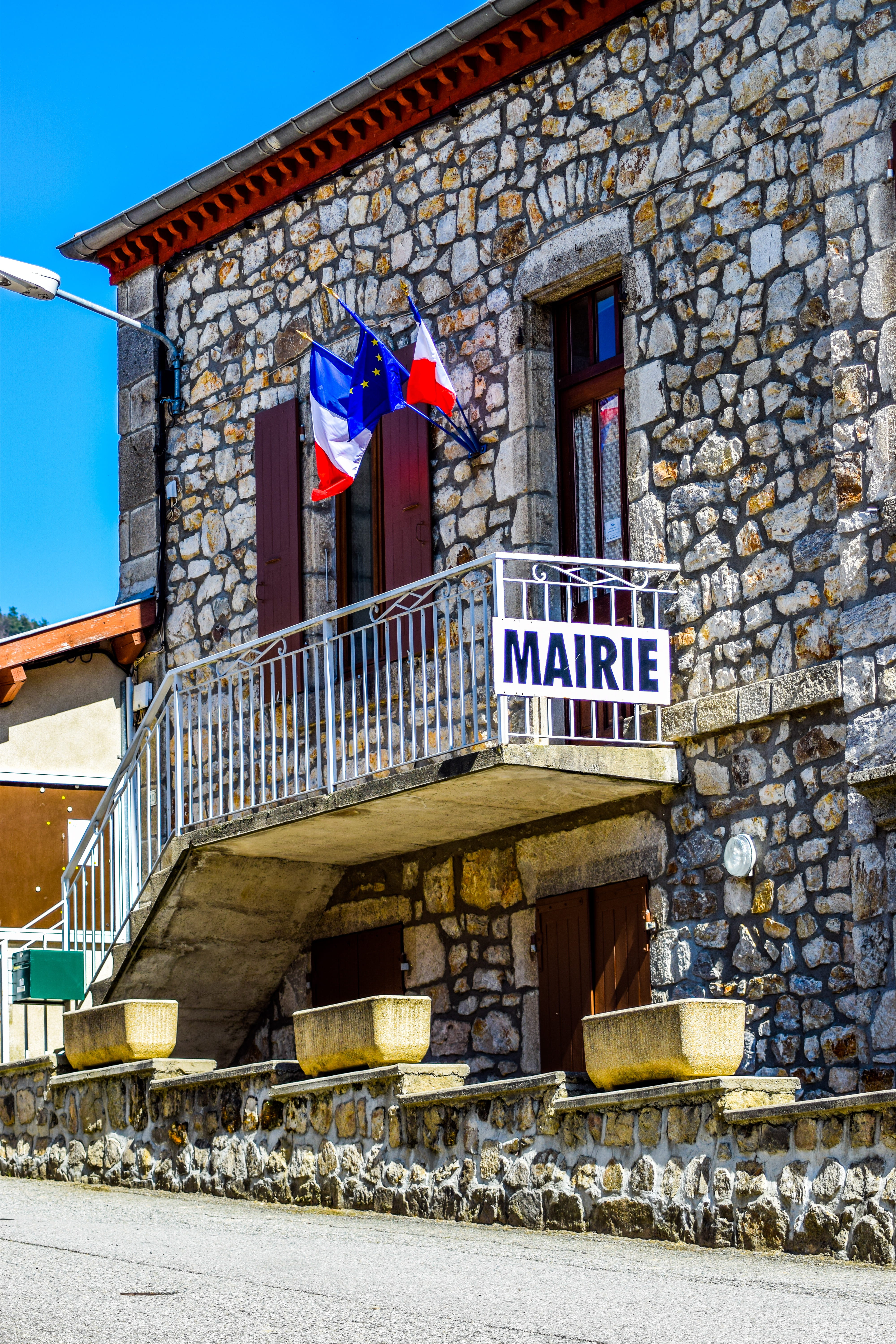 stone house, wall - building feature, patriotism, sunlight, day, no people, outdoors, Village, hotel city, low angle view, Nature, building exterior, town hall, Phone HD Wallpaper