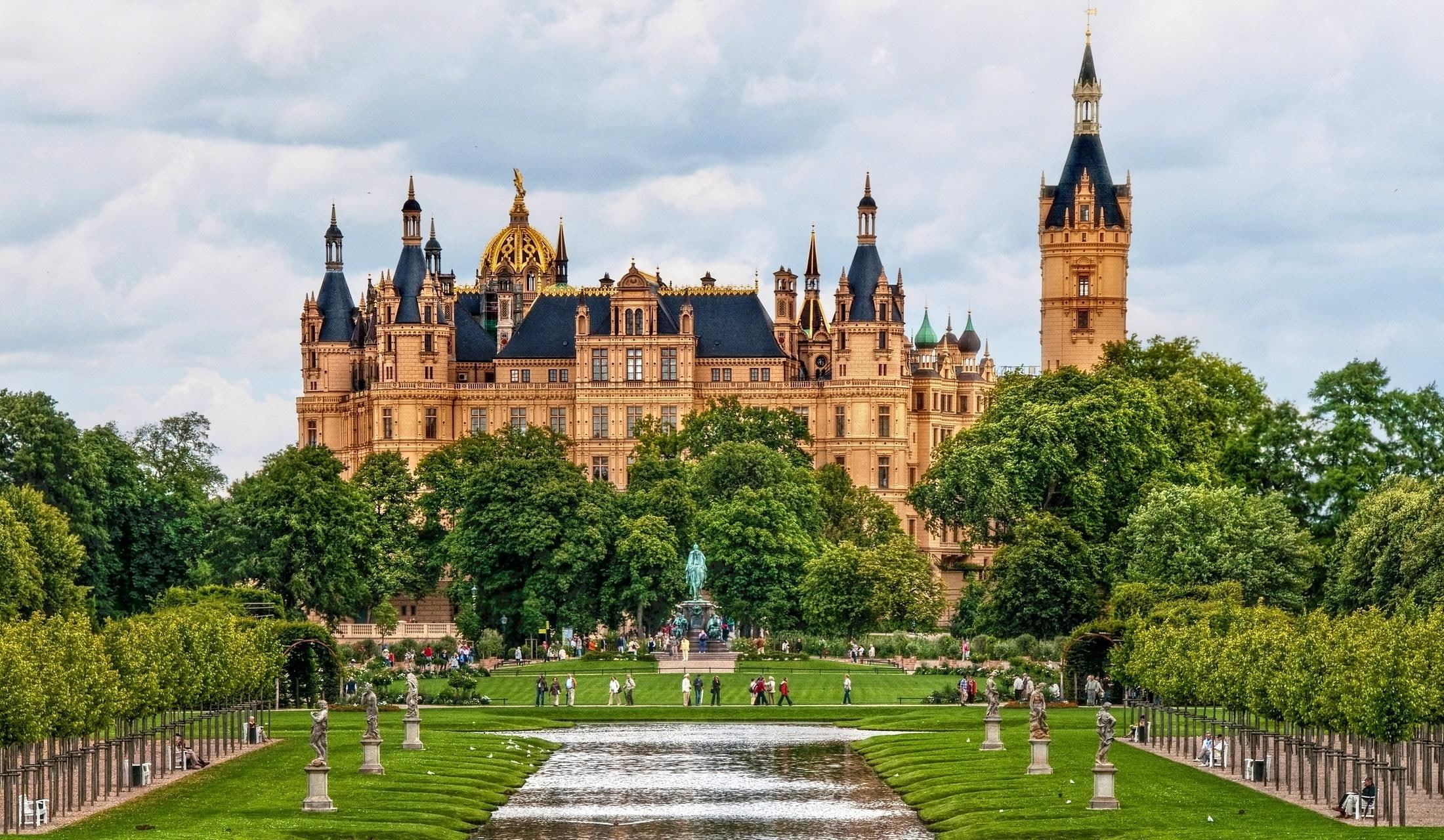 grees, water, prett, grass, spire, tower, medieval, schwerin, 1080P, classic, green, beautiful, castle, HD Wallpaper