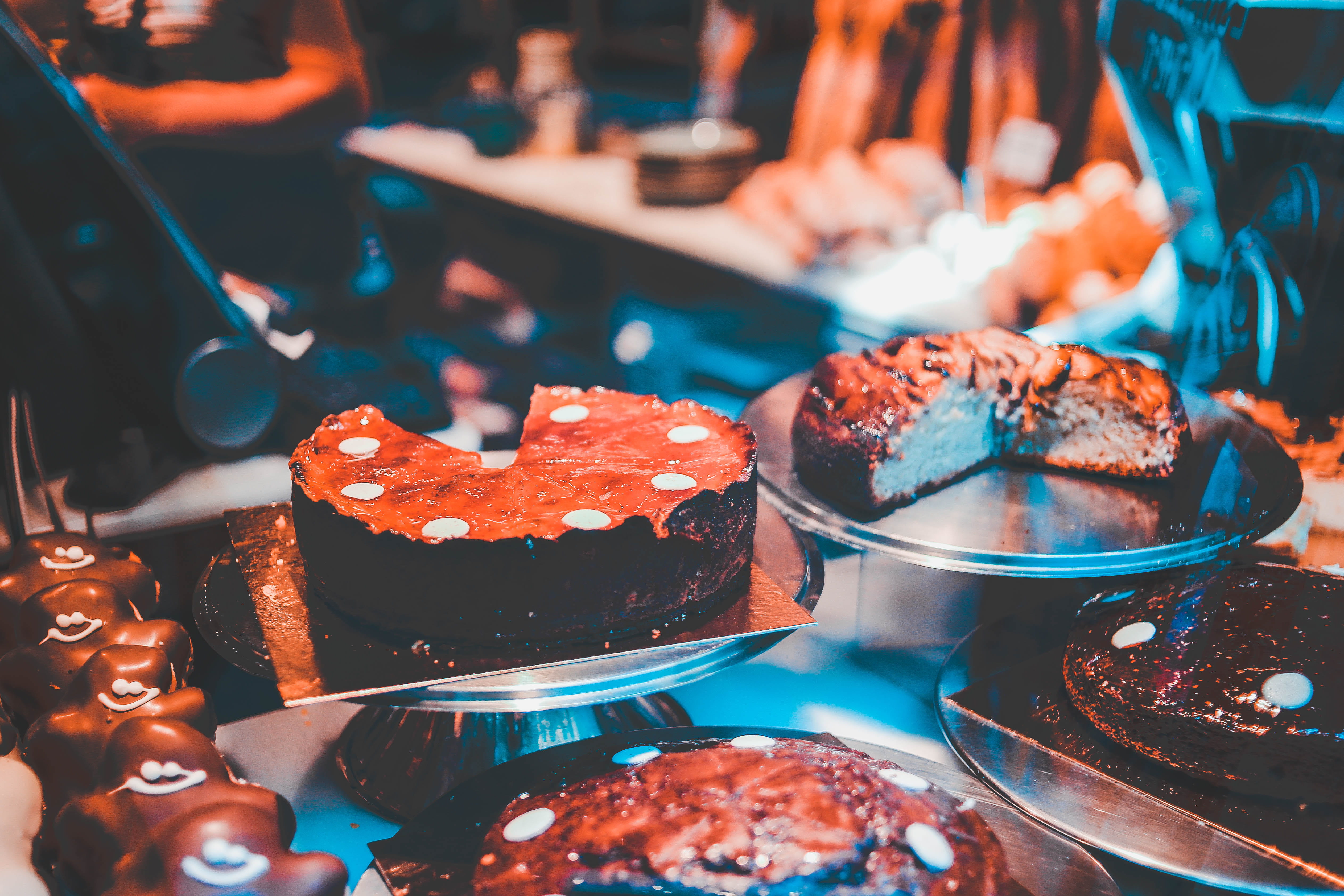 baked pastry item, icing, creme, snack, human, indoors, still life, unhealthy eating, serving size, sweet, cake, meal, temptation, plates, cream, confectionery, HD Wallpaper