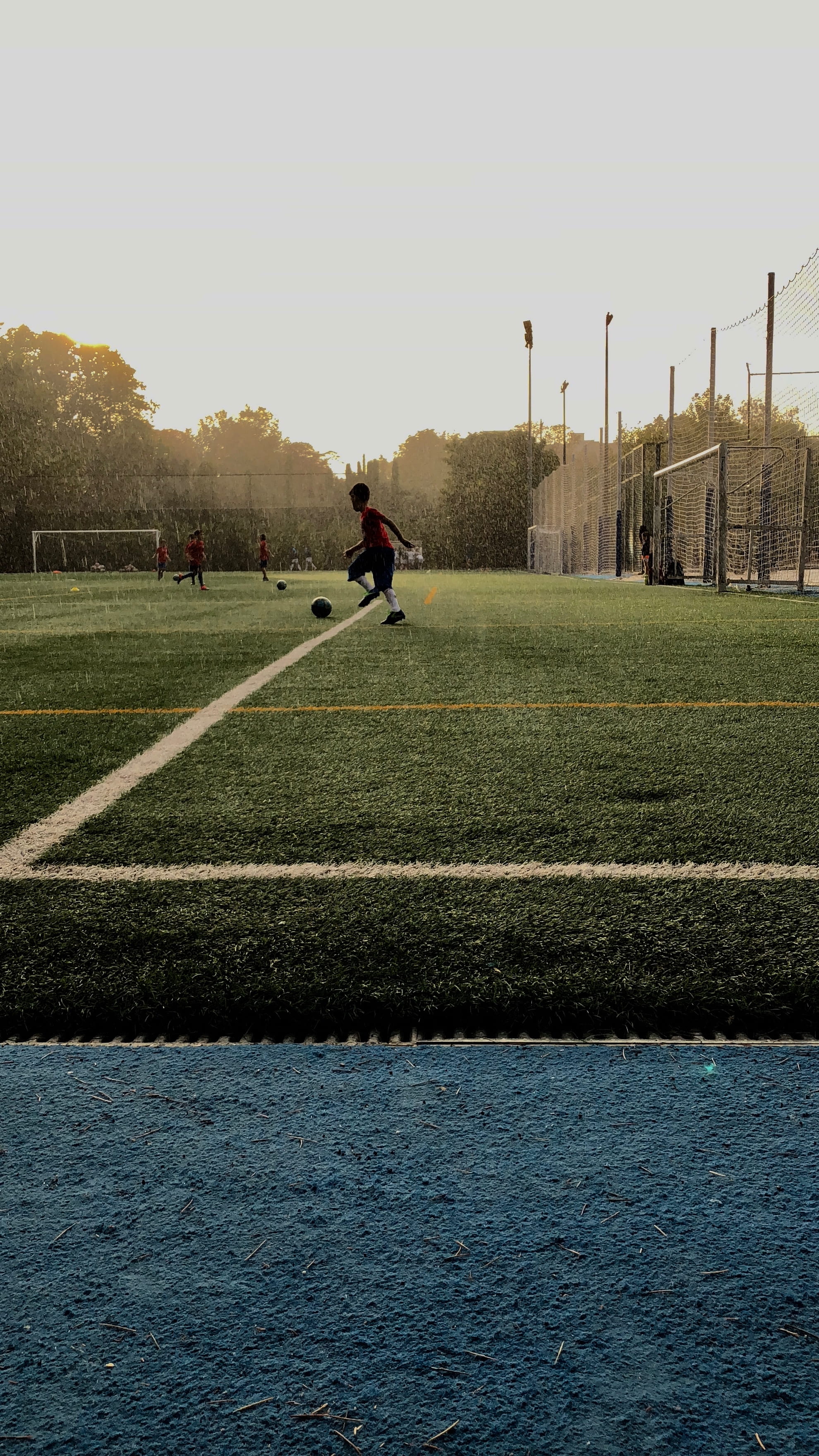 futbol, 2K, built structure, sporty, clear sky, architecture, nature, rain, practice, full length, grass, soccer, people, youth, outdoors, sky, athletic, Phone HD Wallpaper