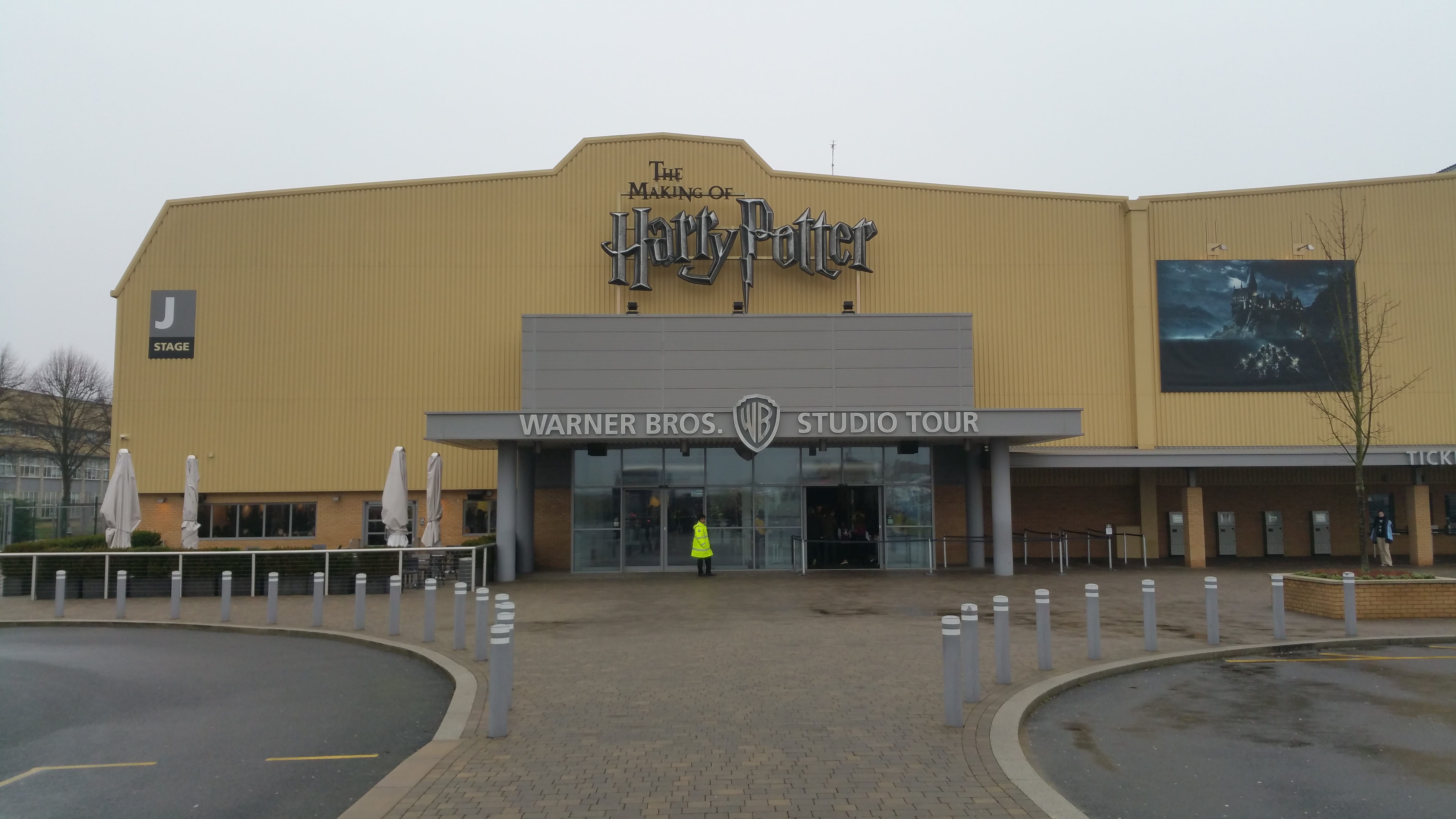 clear sky, water, building exterior, nature, architecture, outdoors, 5K, entrance, building, harry potter studio, railing, sky, harry potter, warner studio, HD Wallpaper