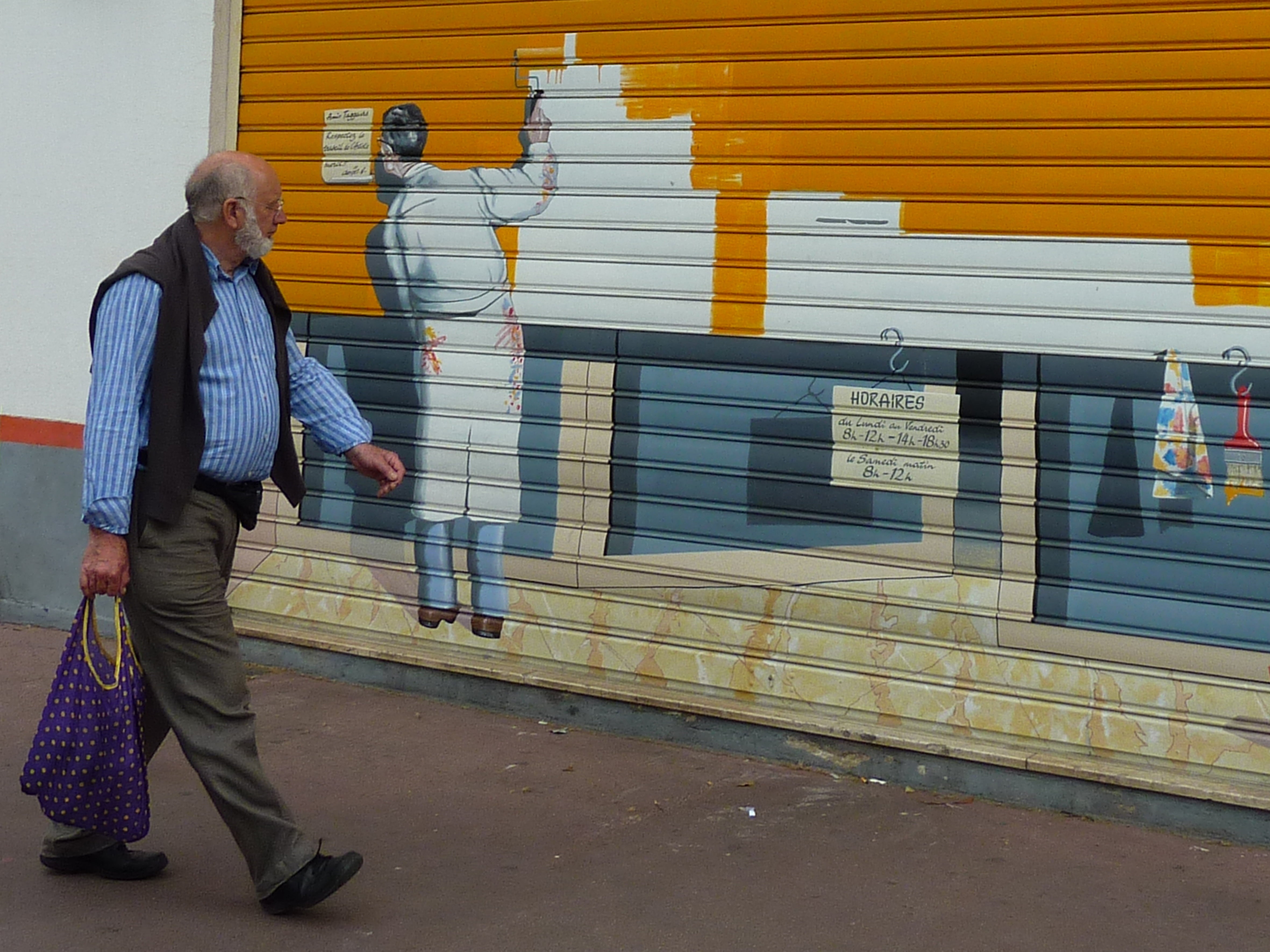 standing, lifestyles, built structure, graffiti, males, outdoors, pedestrian, senior men, graffitti, full length, walking, graffity, artwork, wall painting, HD Wallpaper
