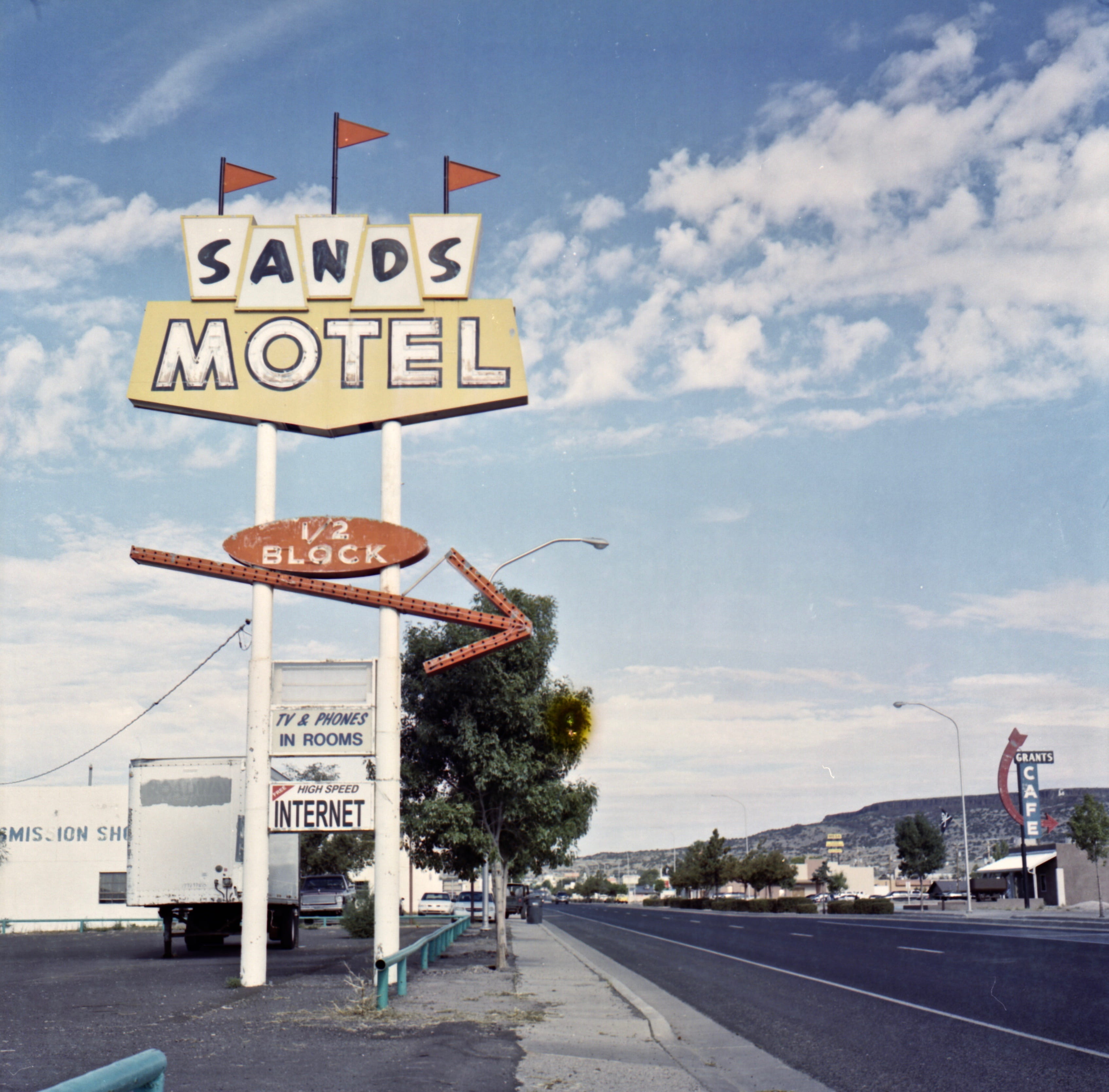 kodak, symbol, day, western script, outdoors, 6x6, text, architecture, united states, sky, usa, 2K, america, information, nature, motel, cloud - sky, traffic arrow sign, HD Wallpaper