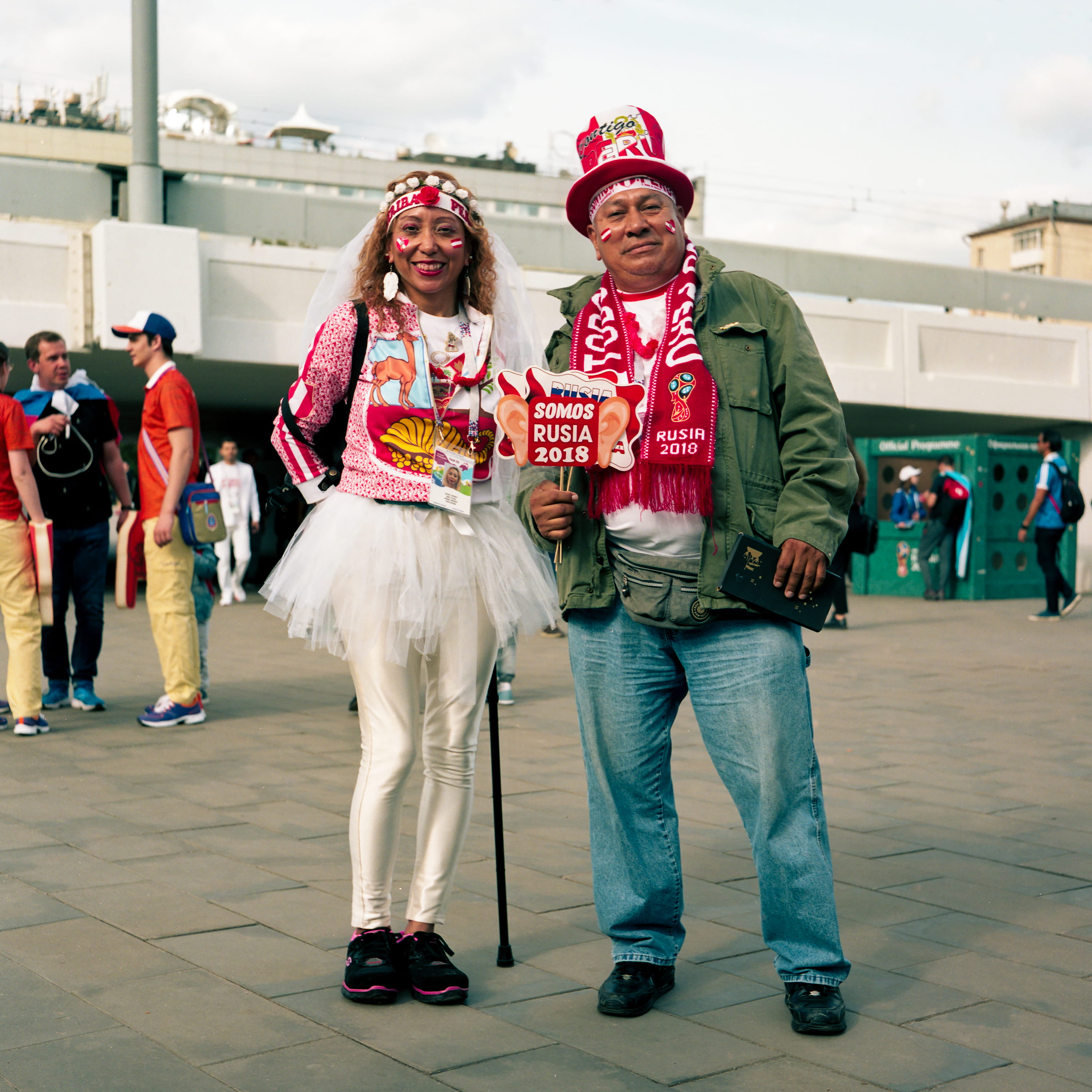 kodak, russia, full length, togetherness, real people, luzhniki stadium, lifestyles, looking at camera, portra, fifa, portrait, adult, emotion, smiling, Phone HD Wallpaper