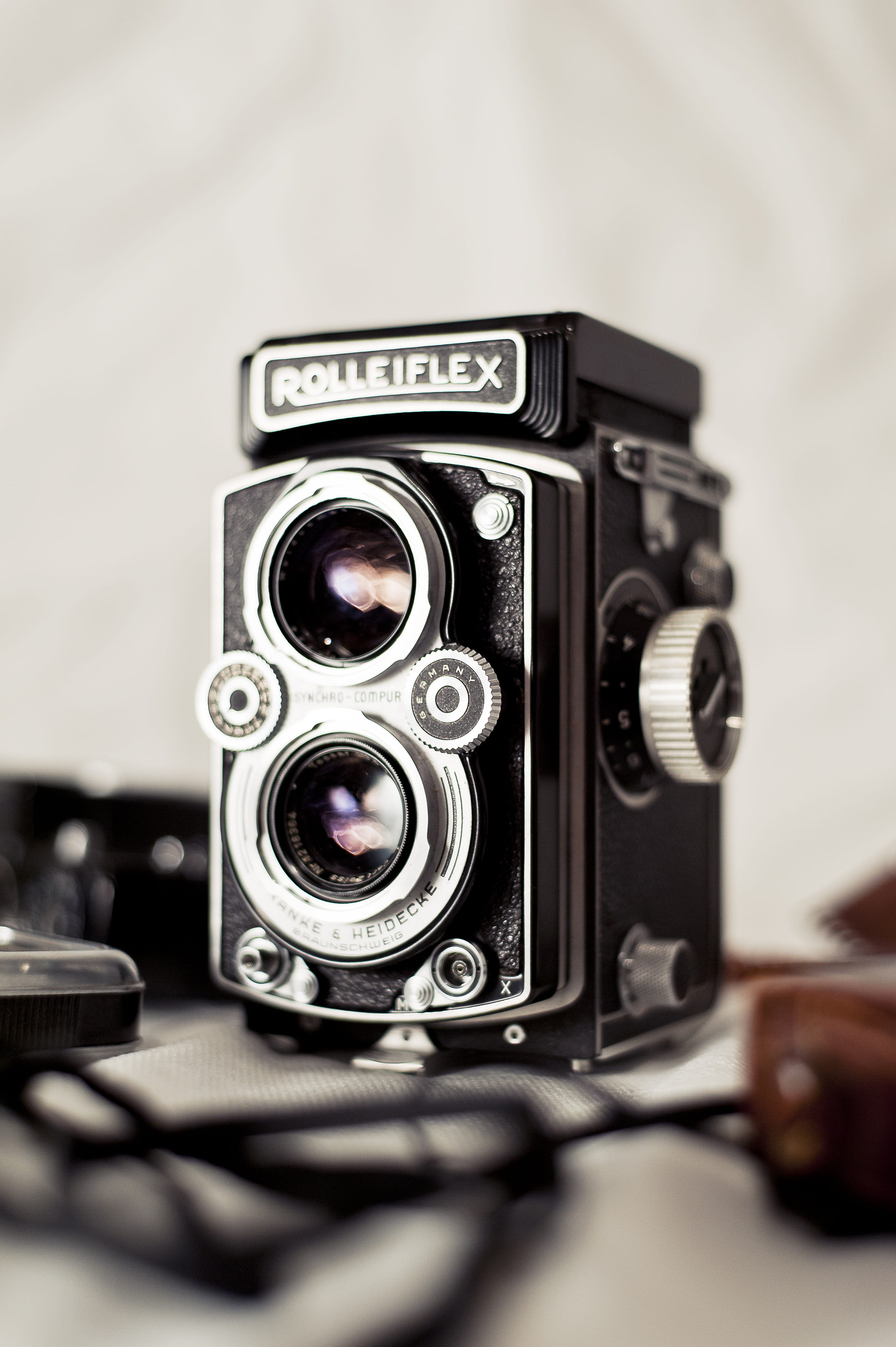 photography themes, 4K, selective focus, nostalgia, surfaec, photographing, film, focus on foreground, close, antique, technology, modern, activity, photographic equipment, Phone HD Wallpaper