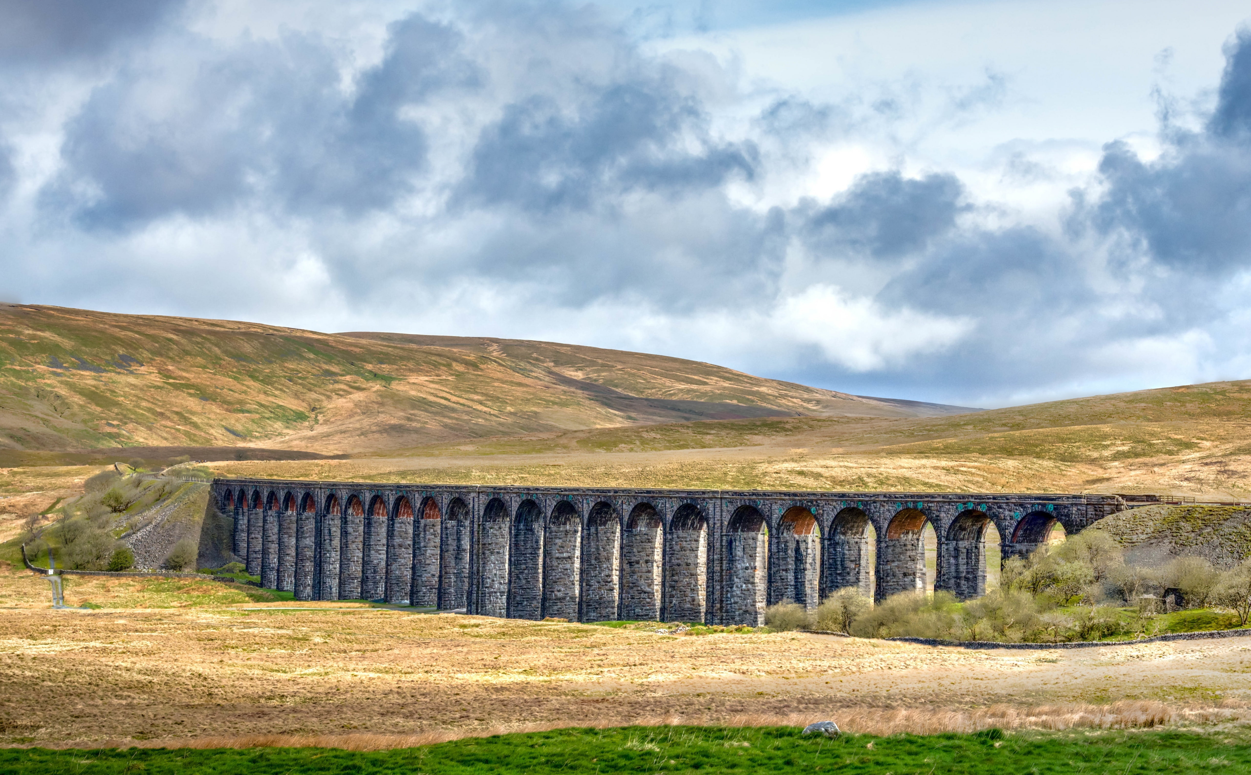 Architecture, Railway, bridge - man made structure, famous, Europe, Valley, HarryPotter, United Kingdom, grass, Arches, no people, sky, Travel, visit, built structure, HD Wallpaper