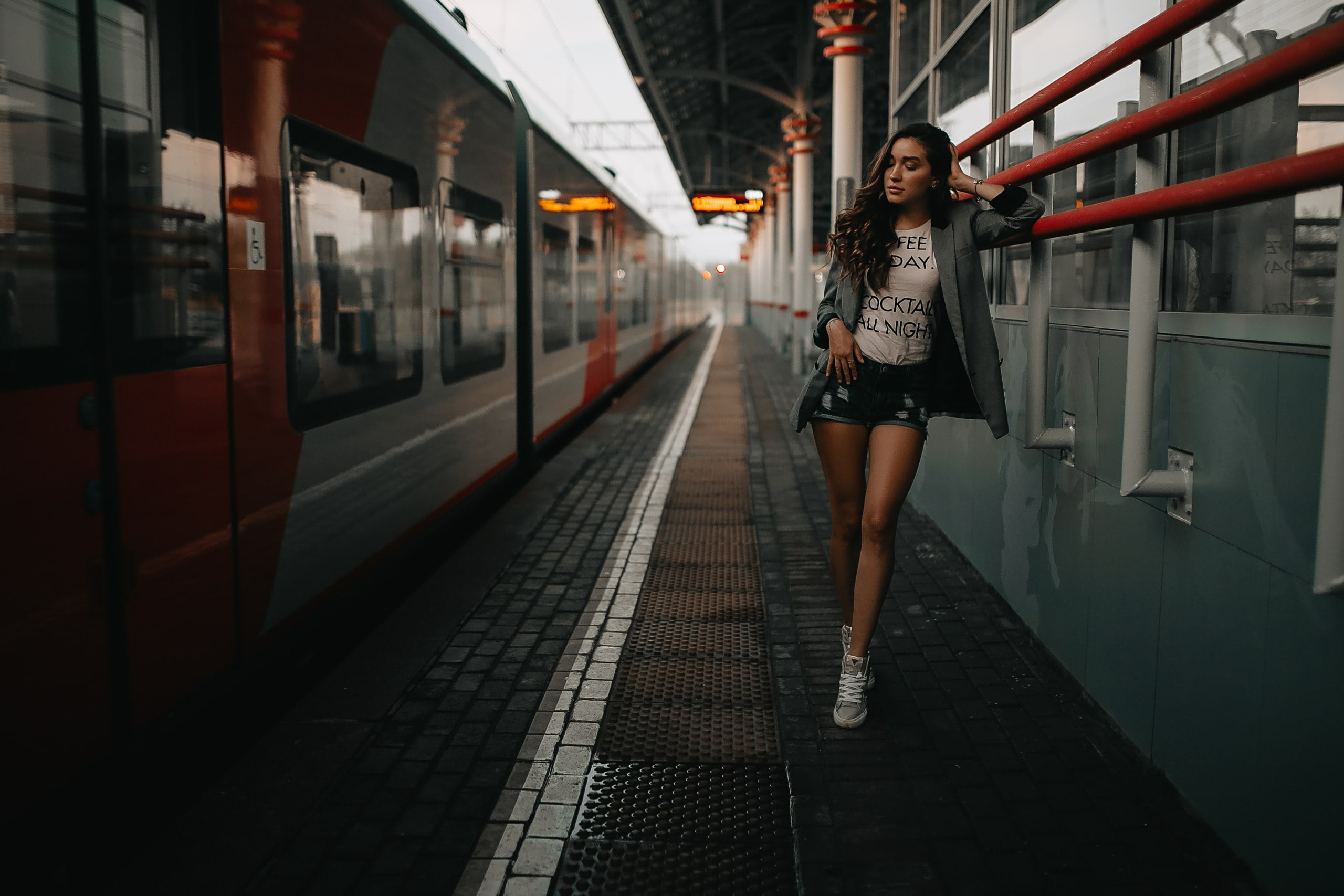 beautiful woman, train, women, hairstyle, full length, front view, portrait, train station, track, lifestyles, real people, railroad station platform, tanned, HD Wallpaper