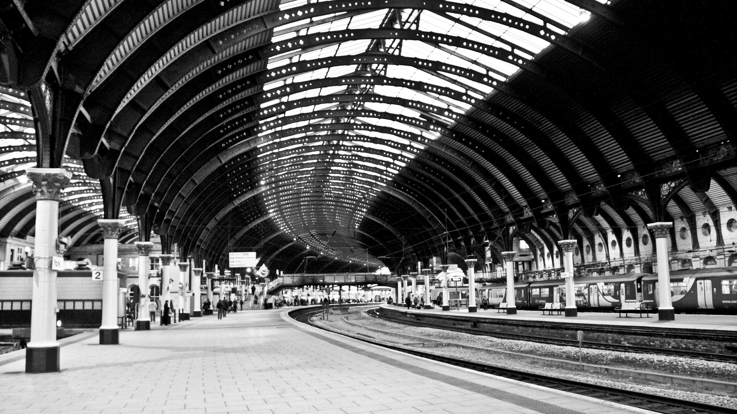 public transportation, incidental people, indoors, England, architecture, built structure, mode of transportation, travel, arch, 2K, group of people, transportation, HD Wallpaper