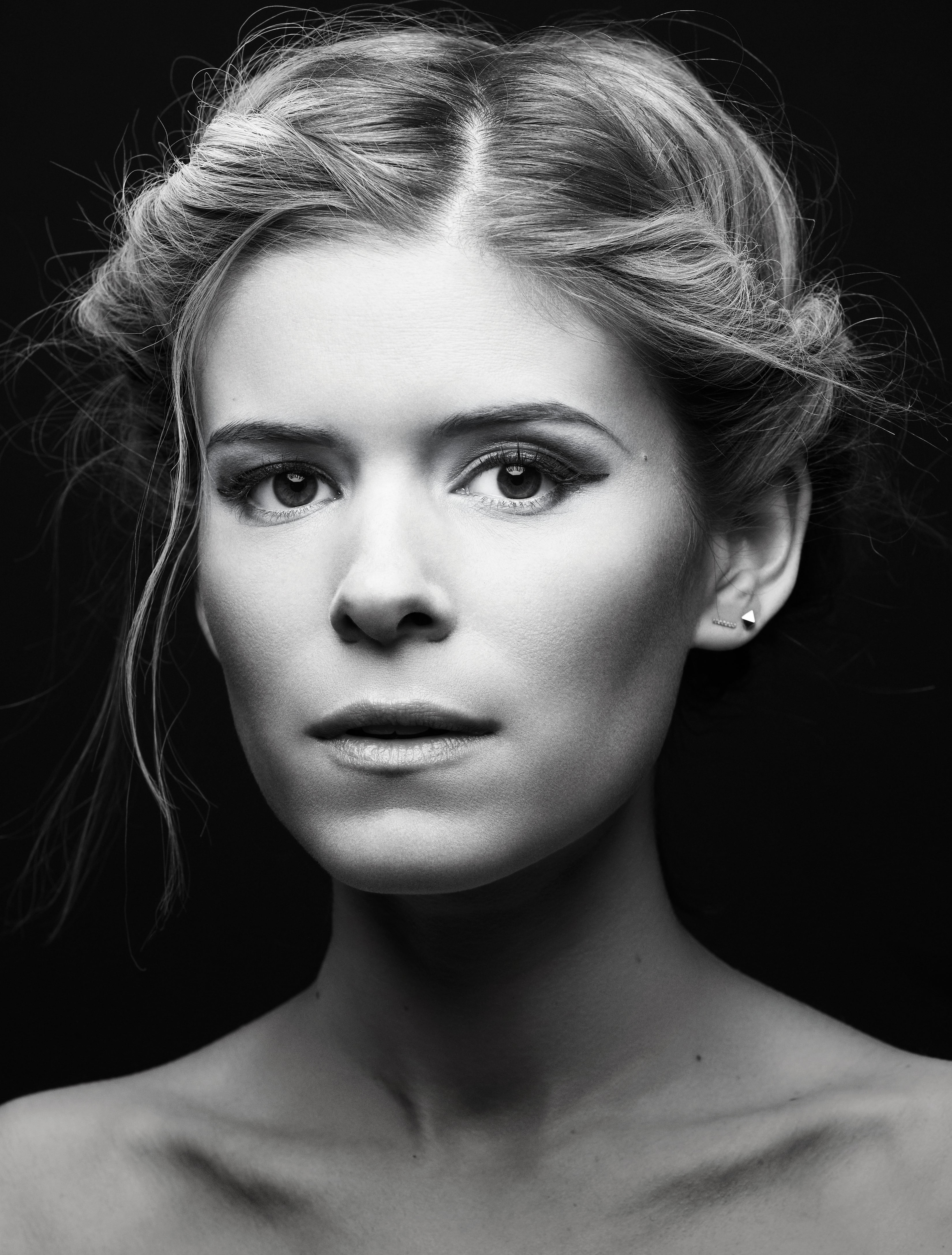 dark, eyeliner, actress, 4K, portrait display, depression - sadness, portrait, beautiful people, adult, human body part, beautiful woman, blond hair, hairstyle, Phone HD Wallpaper