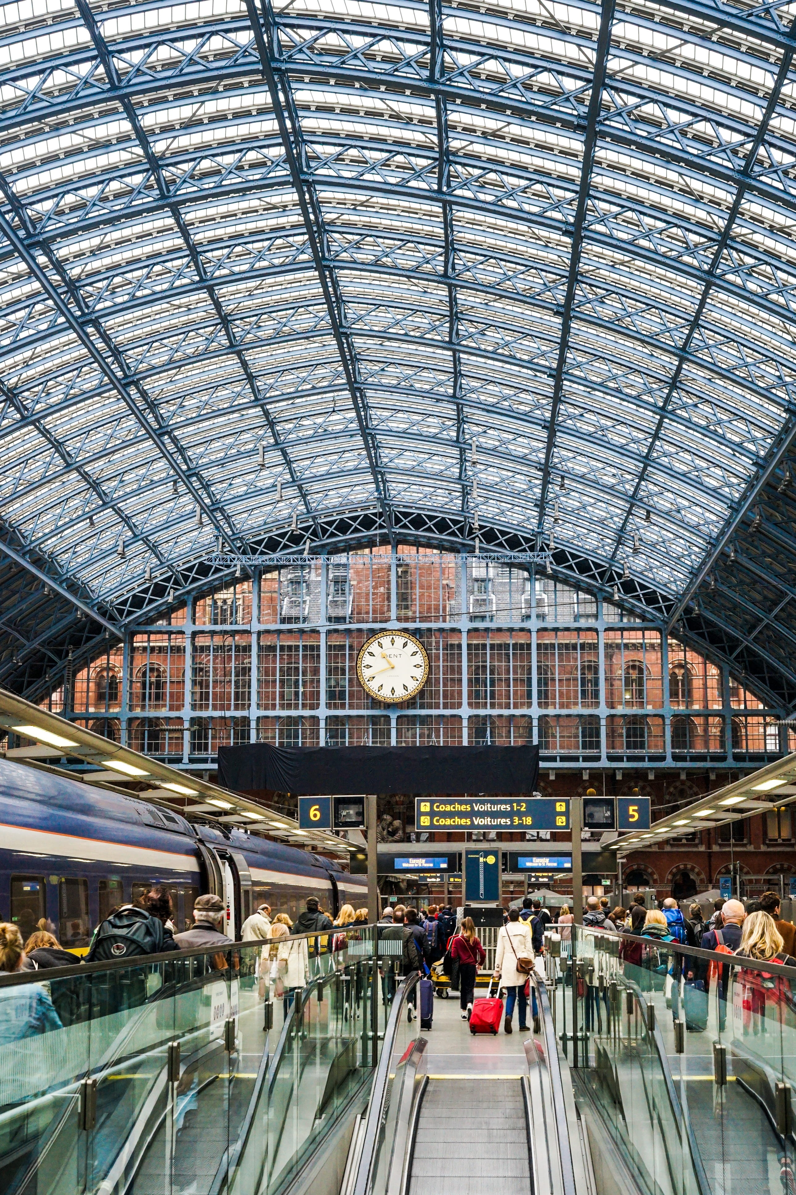 day, built structure, 4K, indoors, modern, group of people, incidental people, adult, men, eurostar, travel, architecture, real people, mode of transportation, Phone HD Wallpaper