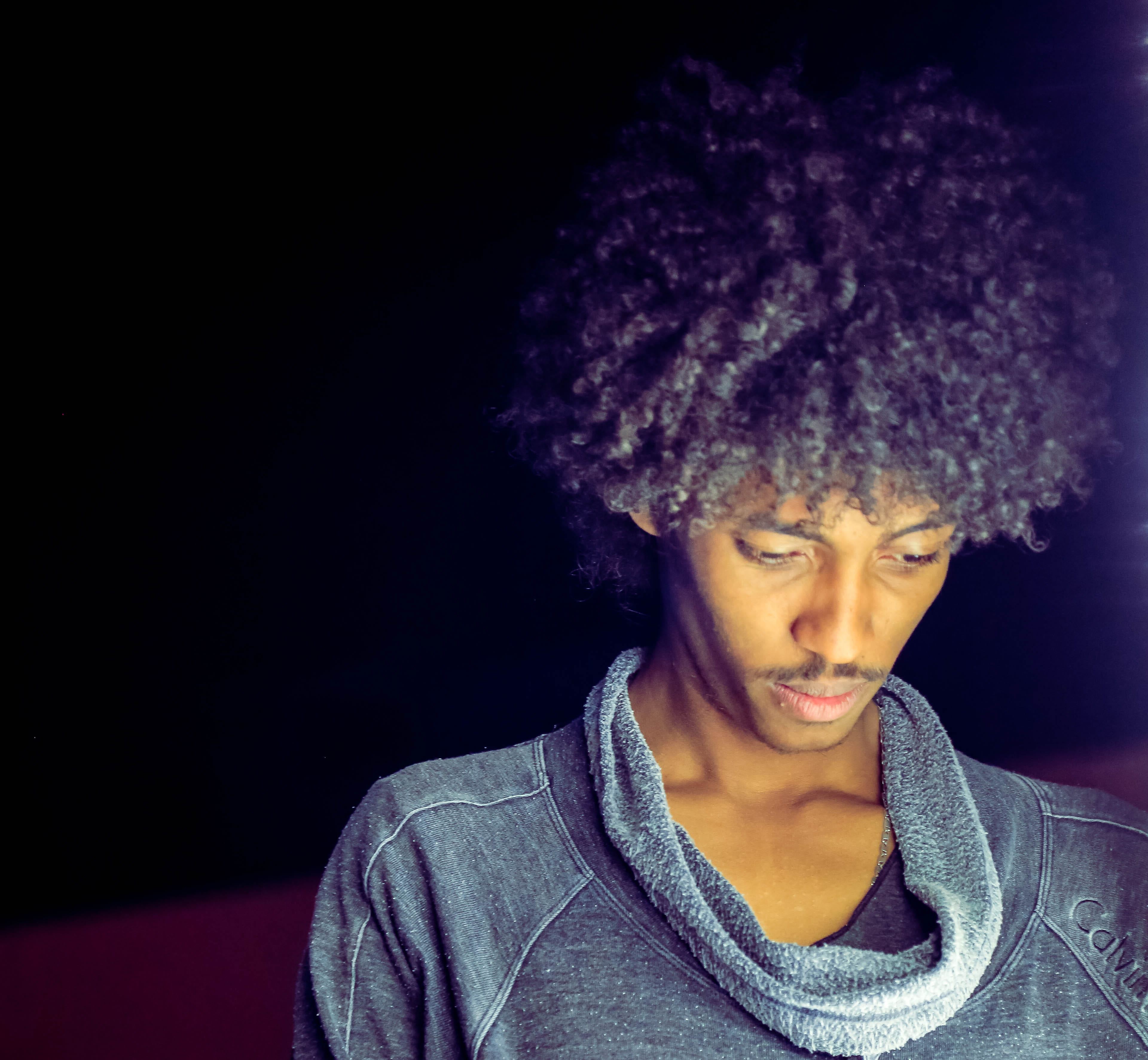 ze, king, like a boss, black background, light, photographer, hairstyle, curly hair, beauty and the beast, men, portrait, purple, love, photography, kings cross, HD Wallpaper
