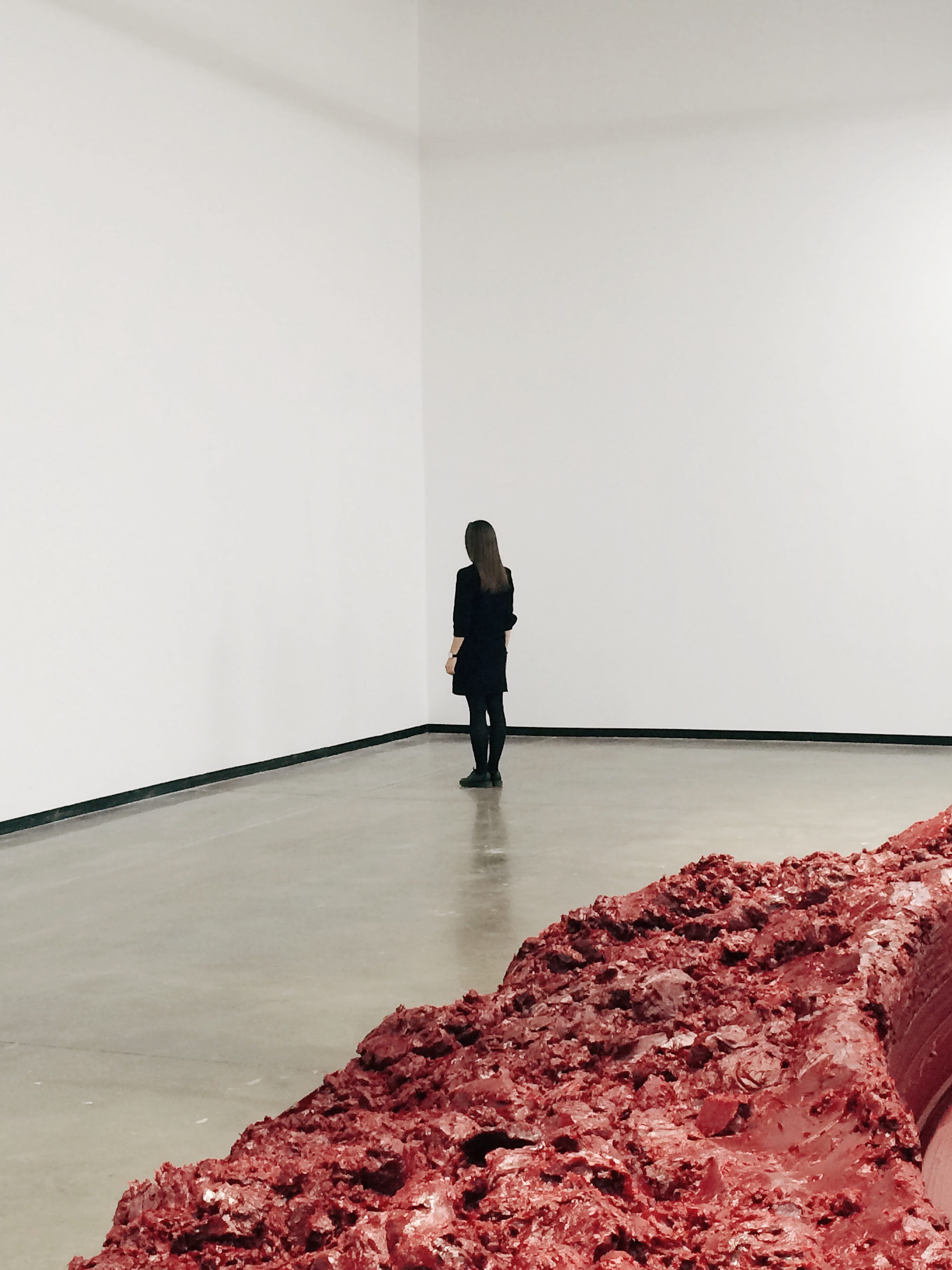 top, 2K, sleeved, blood, real people, men, color, architecture, white, minimalism, landscape, elbow, woman, full length, indoors, light, concrete, girl, Phone HD Wallpaper