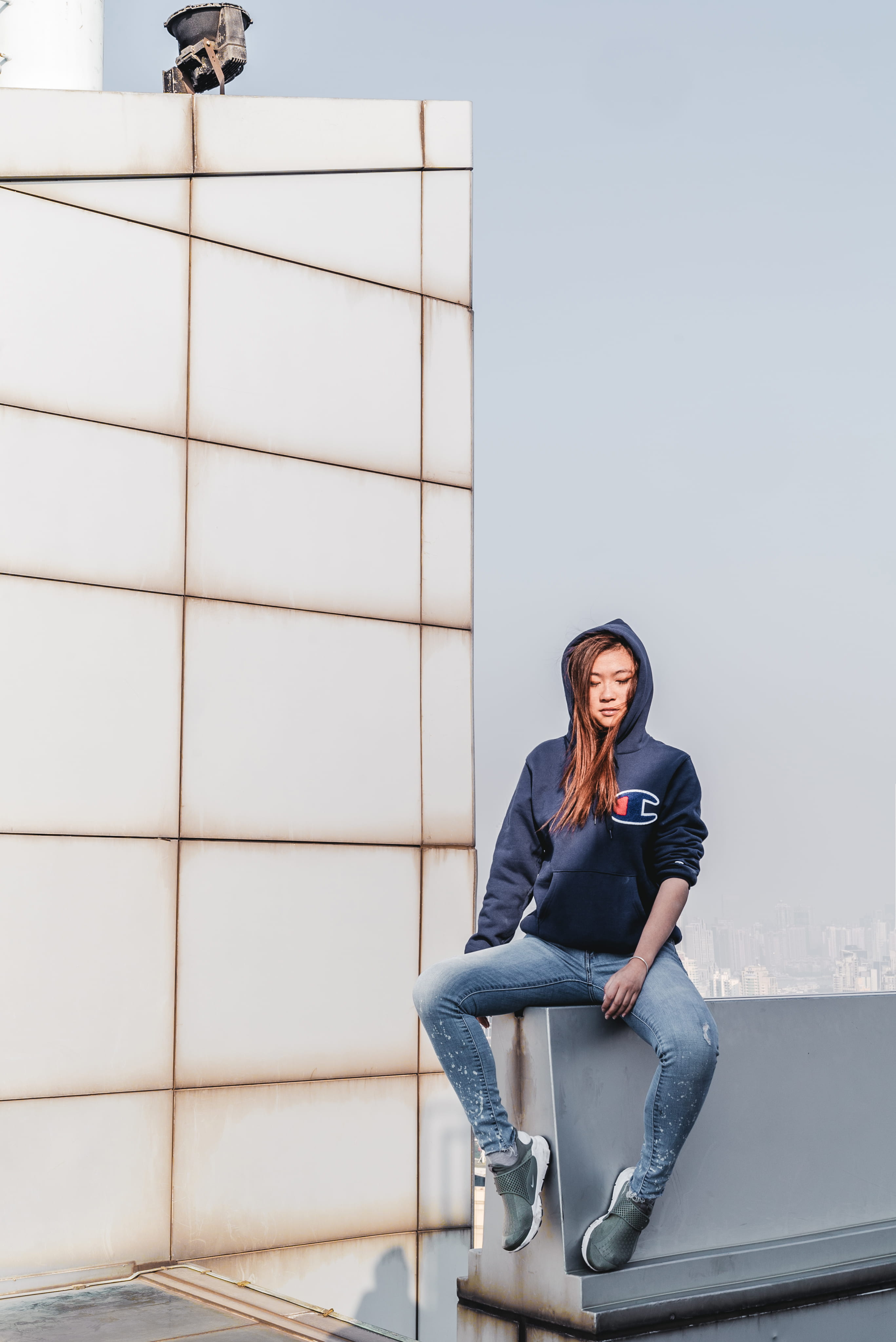young women, real people, chinese, beautiful woman, hairstyle, blue, young adult, fashion, brunette, casual clothing, adult, one person, girl, trainer, Phone HD Wallpaper
