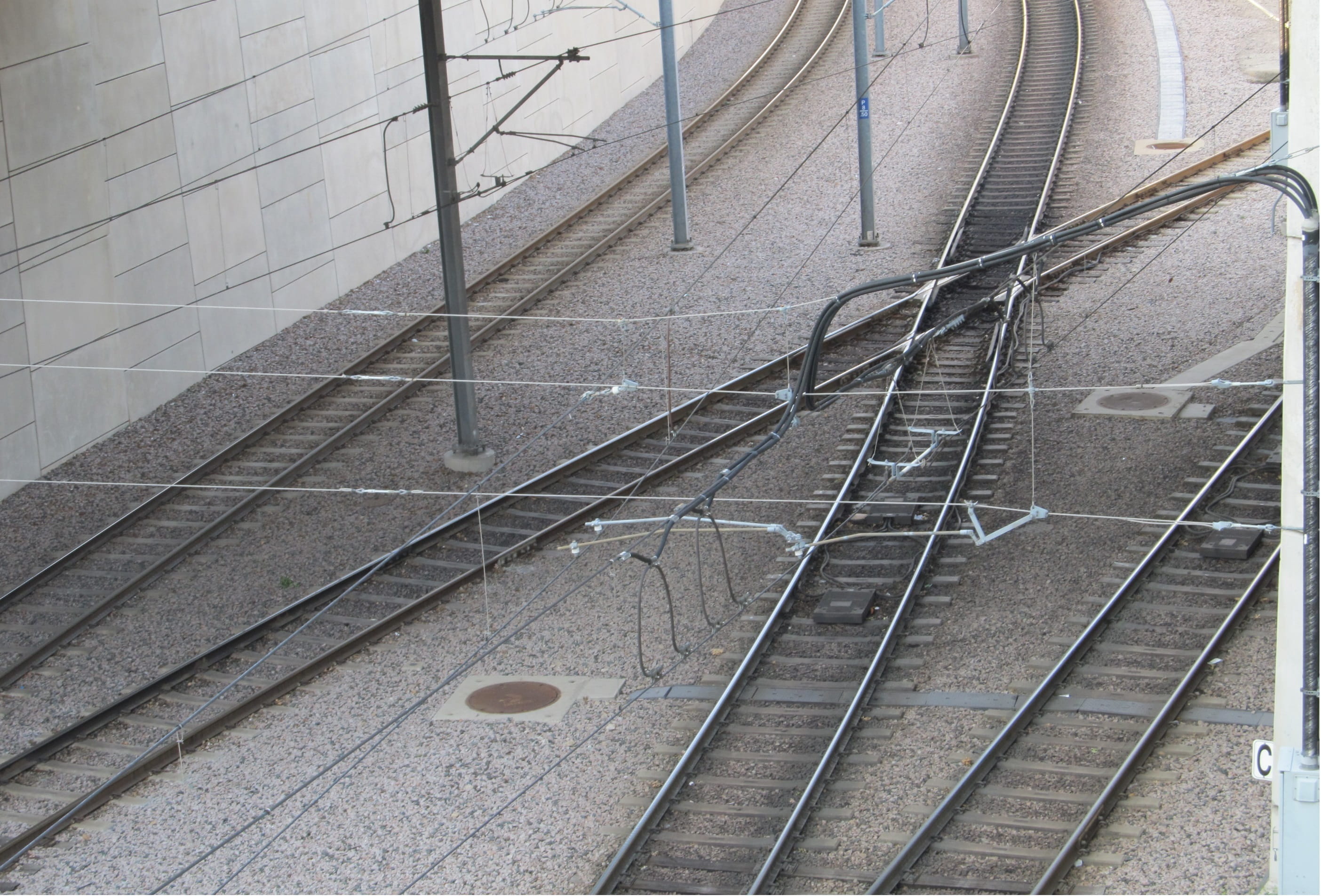 people, rail transportation, mass transit, rail, architecture, tile, 2K, intersection, transport, urban, day, built structure, sunlight, the way forward, HD Wallpaper