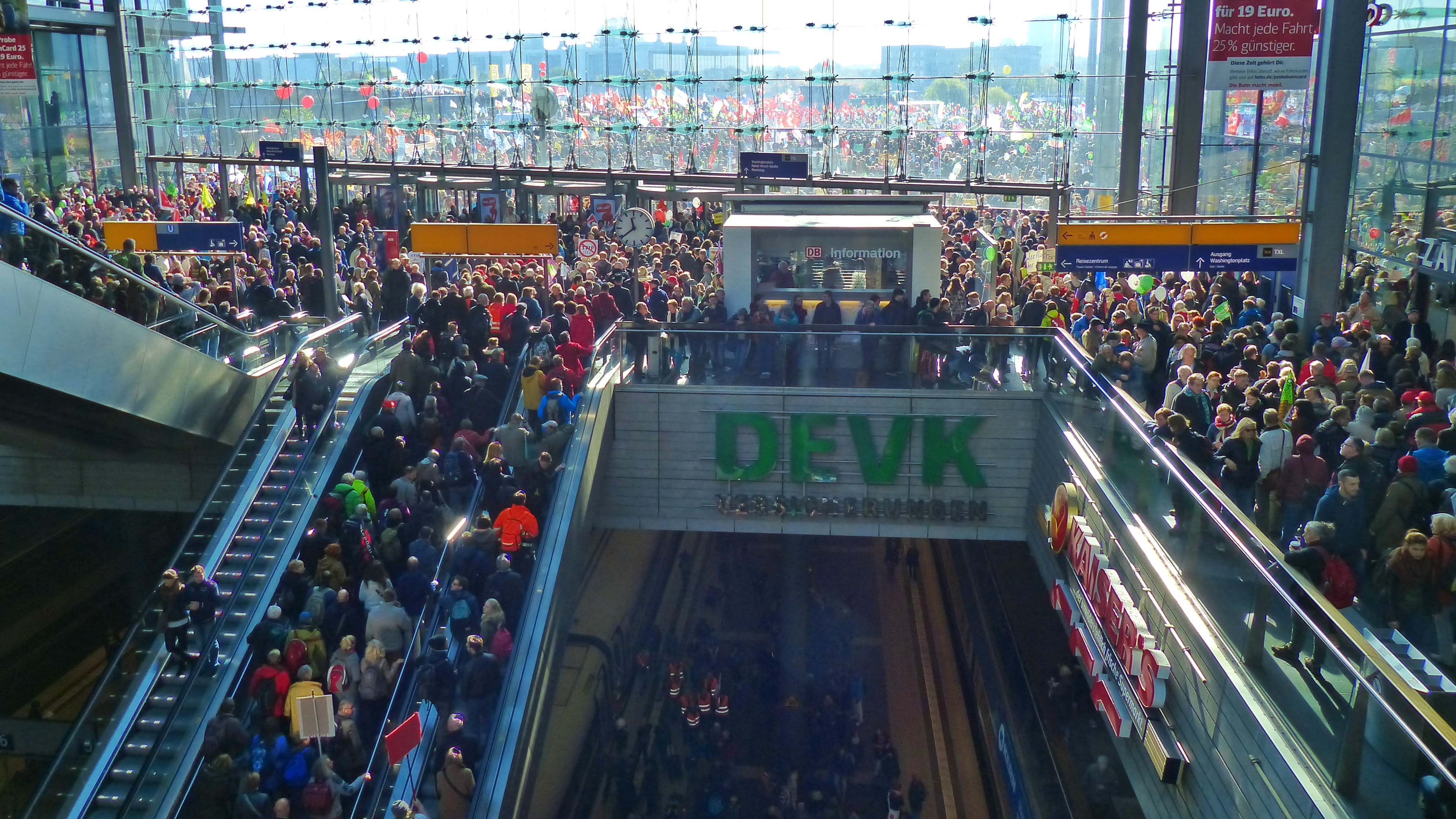 railway station, leisure activity, building exterior, lifestyles, adult, transportation, crowd, show me, group of people, high angle view, people, built structure, HD Wallpaper