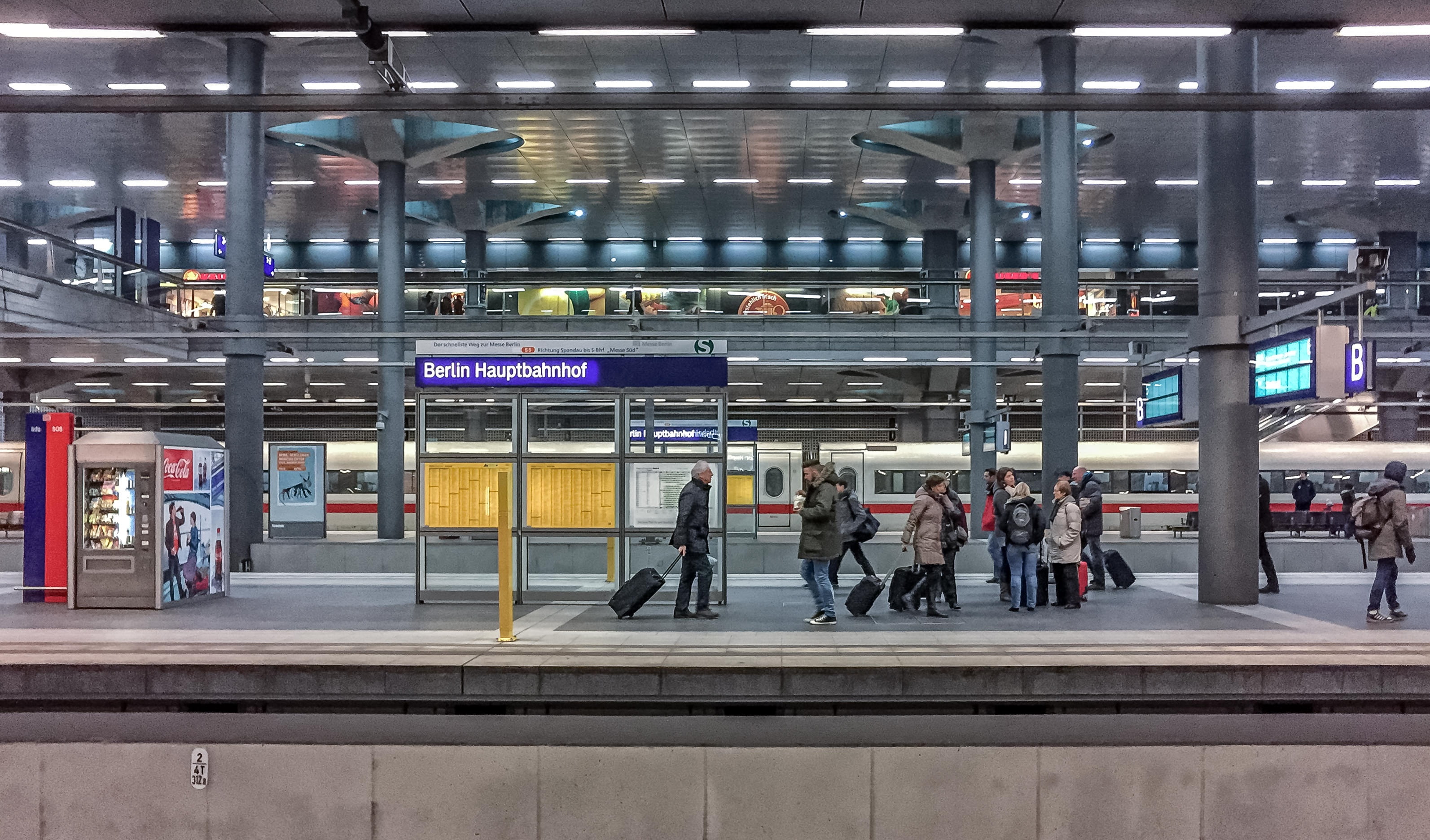 luggage, men, tourism, real people, railroad station, 2K, man, railroad station platform, mode of transportation, public transportation, station, city, HD Wallpaper