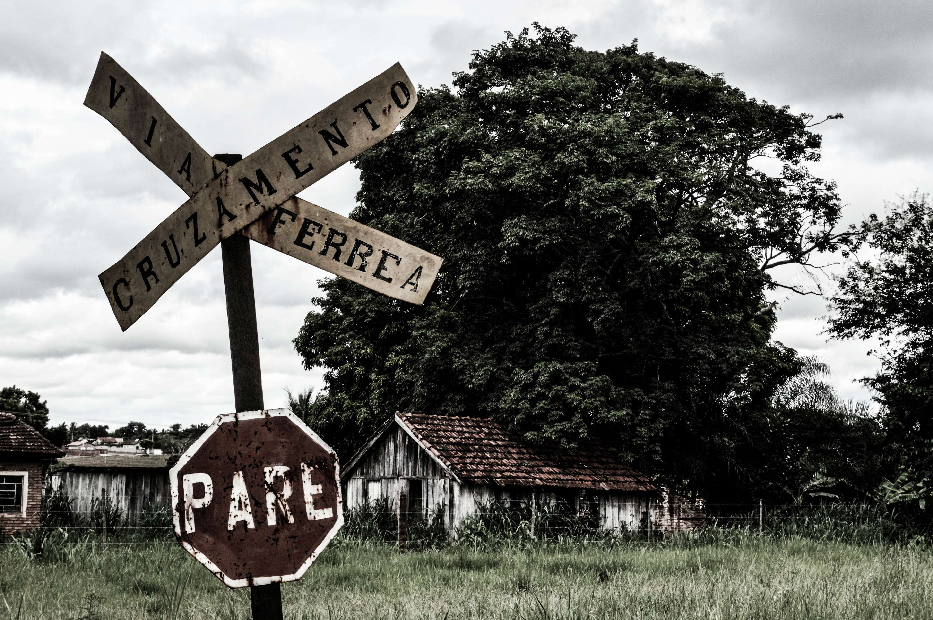 architecture, field, train, text, via frrea, nature, grass, sign, 4K, no people, cabin, cabana, land, plant, outdoors, trem, information, abandonada, house, HD Wallpaper