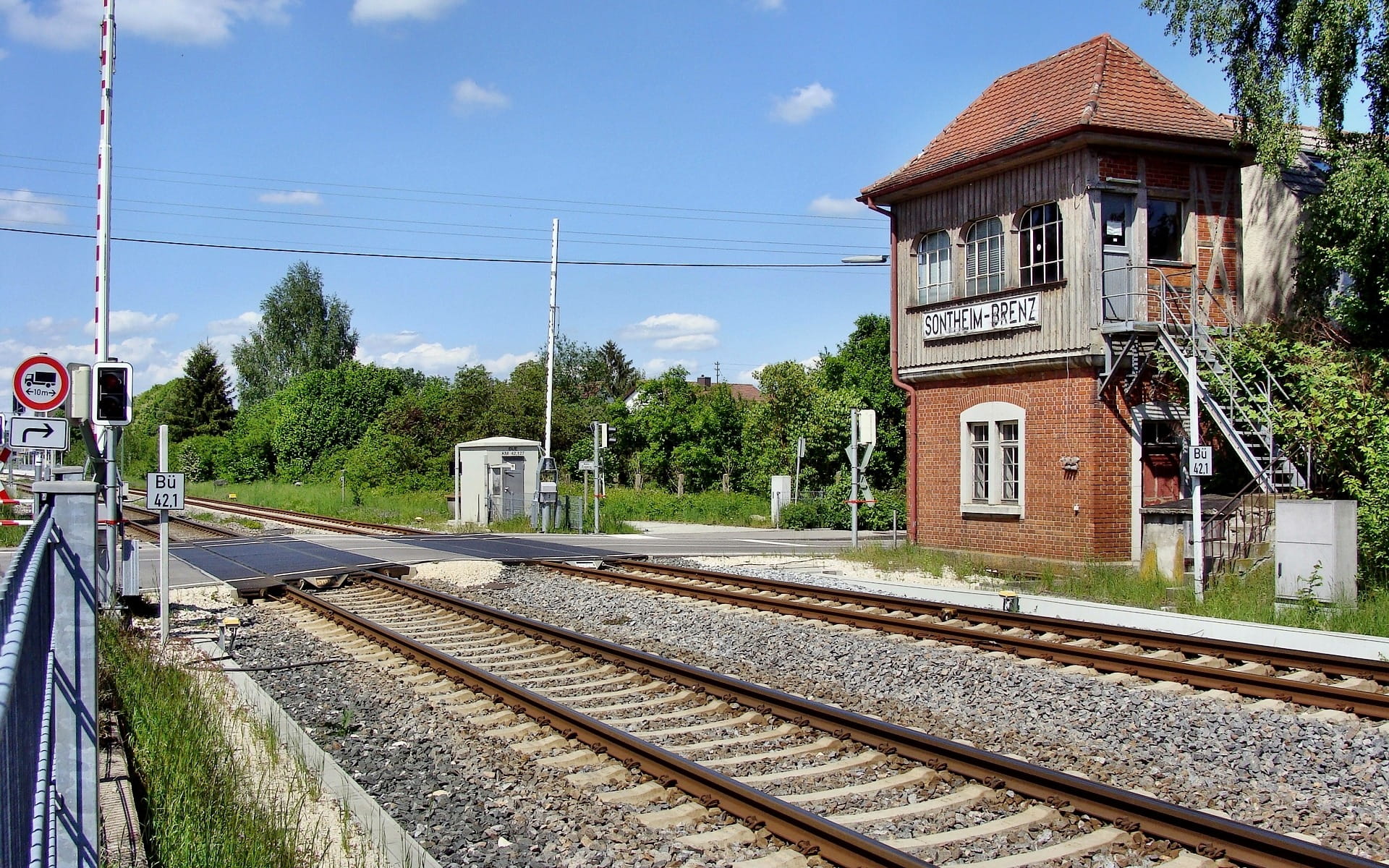 cable, building exterior, old signal box, brenz railway, no people, architecture, railroad Track, day, track, kbs 757, station, sky, public transportation, HD Wallpaper