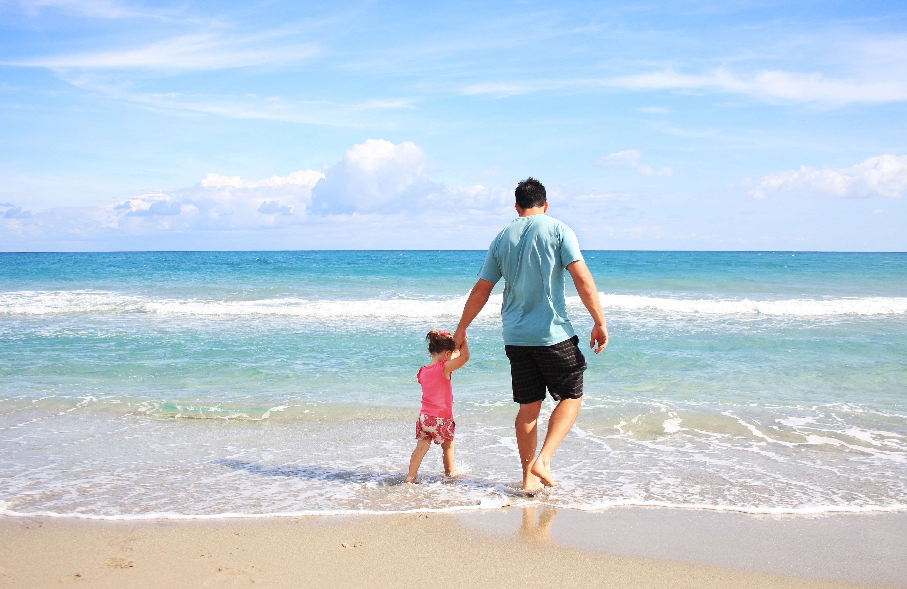 daughter, dad, vacation, kid, sea, beach, waves, 2K, sunny, sand, coast, shore, father, HD Wallpaper