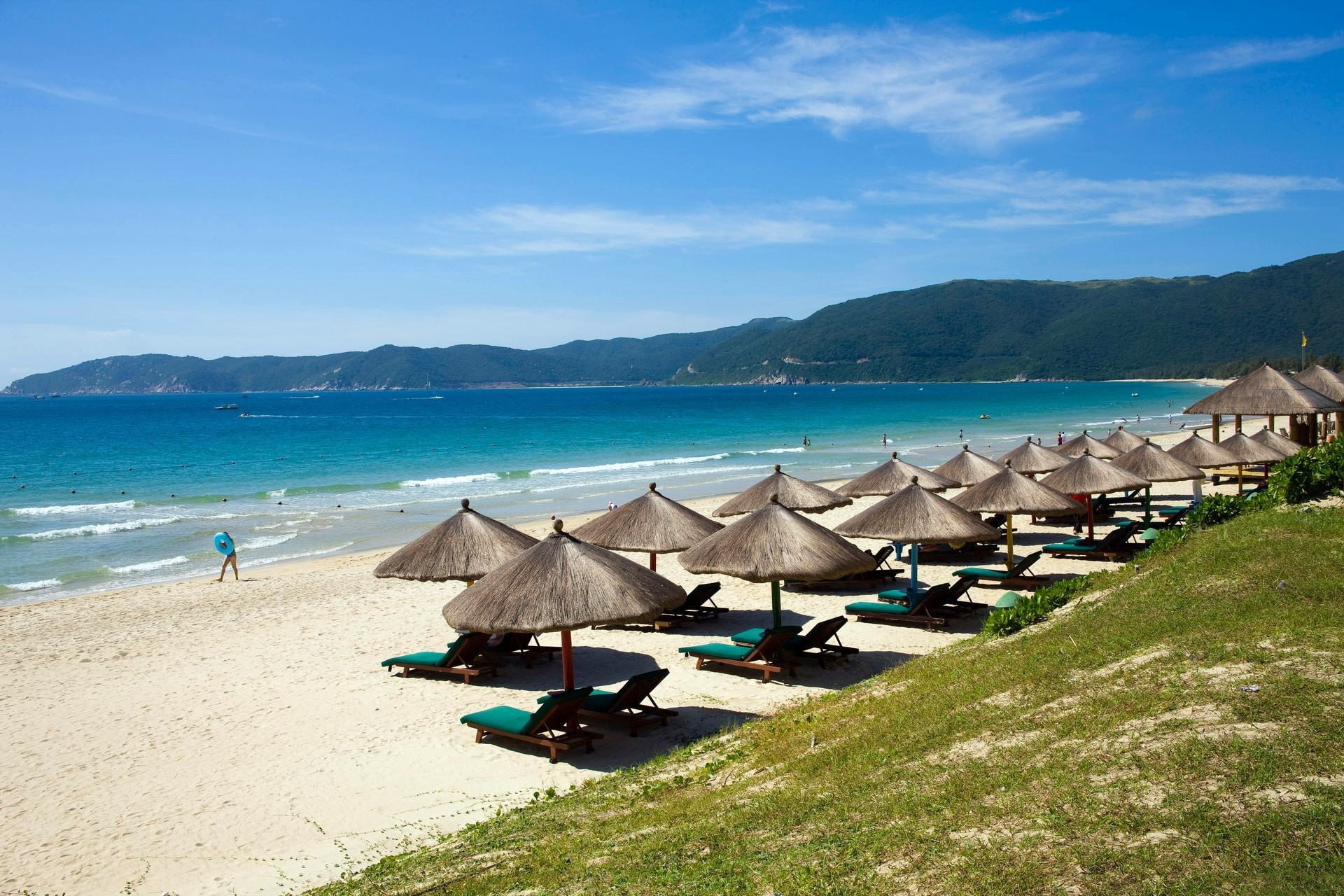 recreation, coast, Sea, deckchairs, surf, Ocean, sand, resort, beach, 1080P, summer, umbrella, DAL, mountains, sky, straw, SUMMER RESORT RECREATION, HD Wallpaper