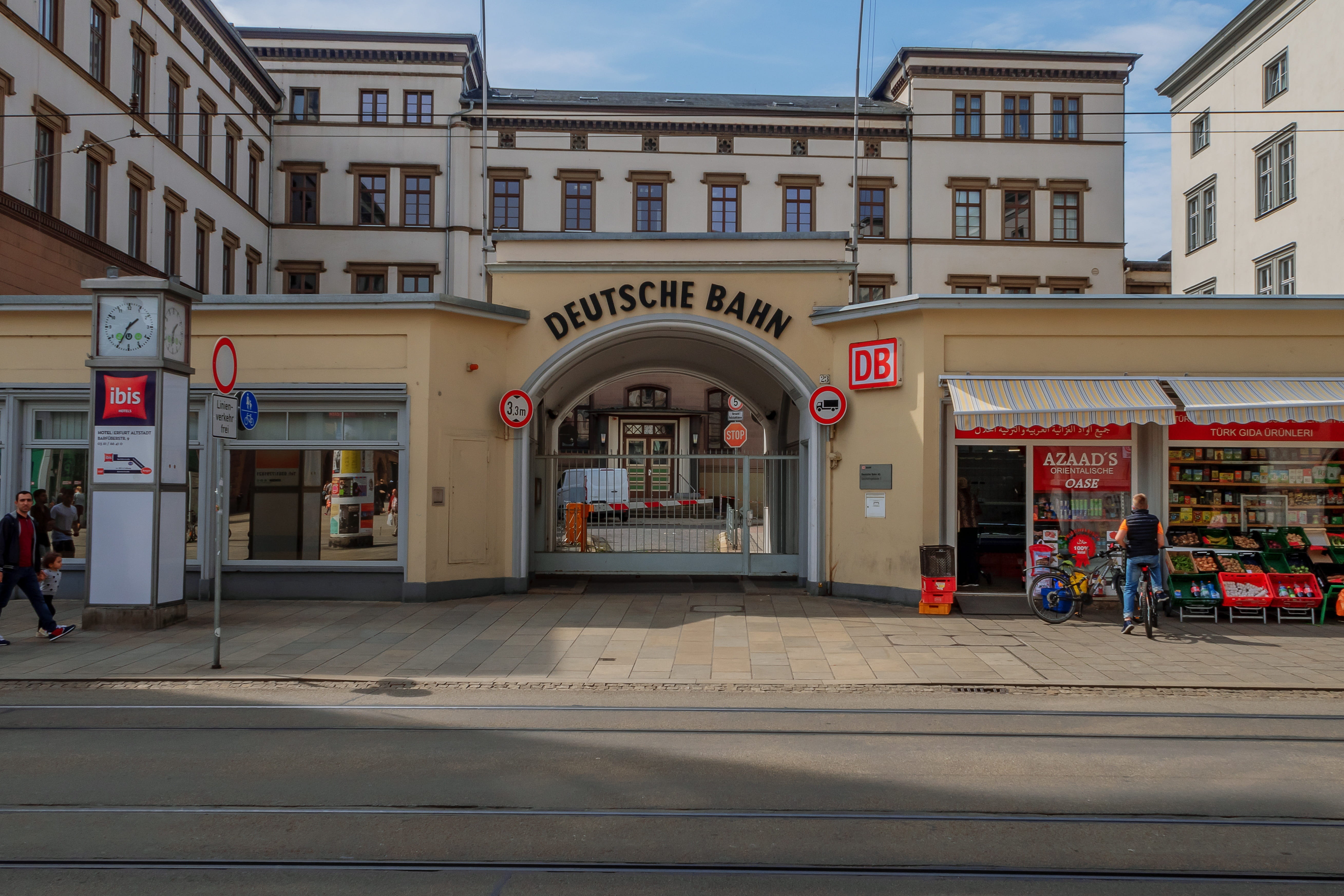 transportation, footpath, building, lifestyles, erfurt, people, women, real people, store, group of people, house, day, built structure, 5K, architecture, HD Wallpaper