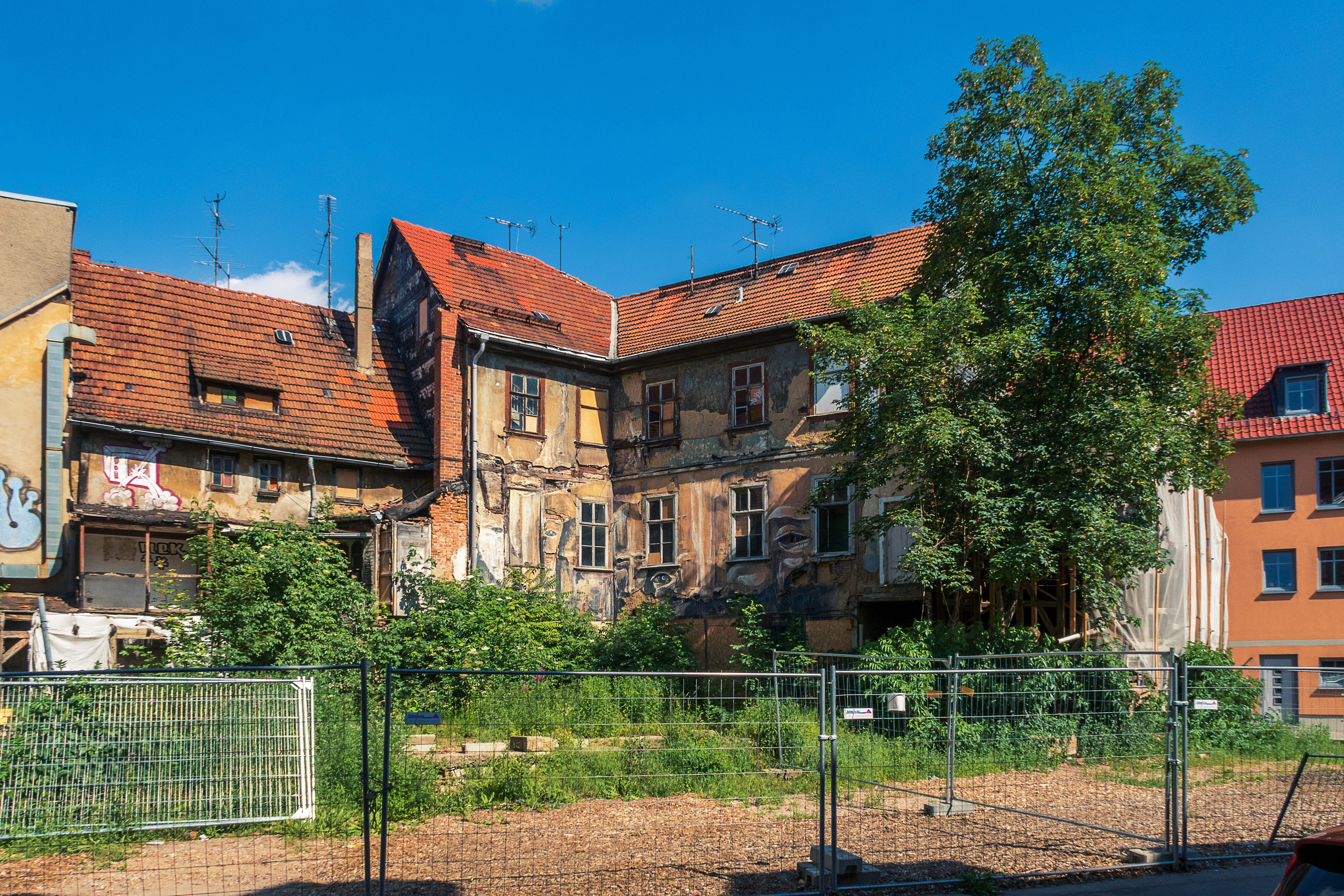 sky, boundary, blue, day, fence, ruin, 5K, barrier, renovate, thuringia germany, outdoors, building, residential district, site, building exterior, clear sky, HD Wallpaper
