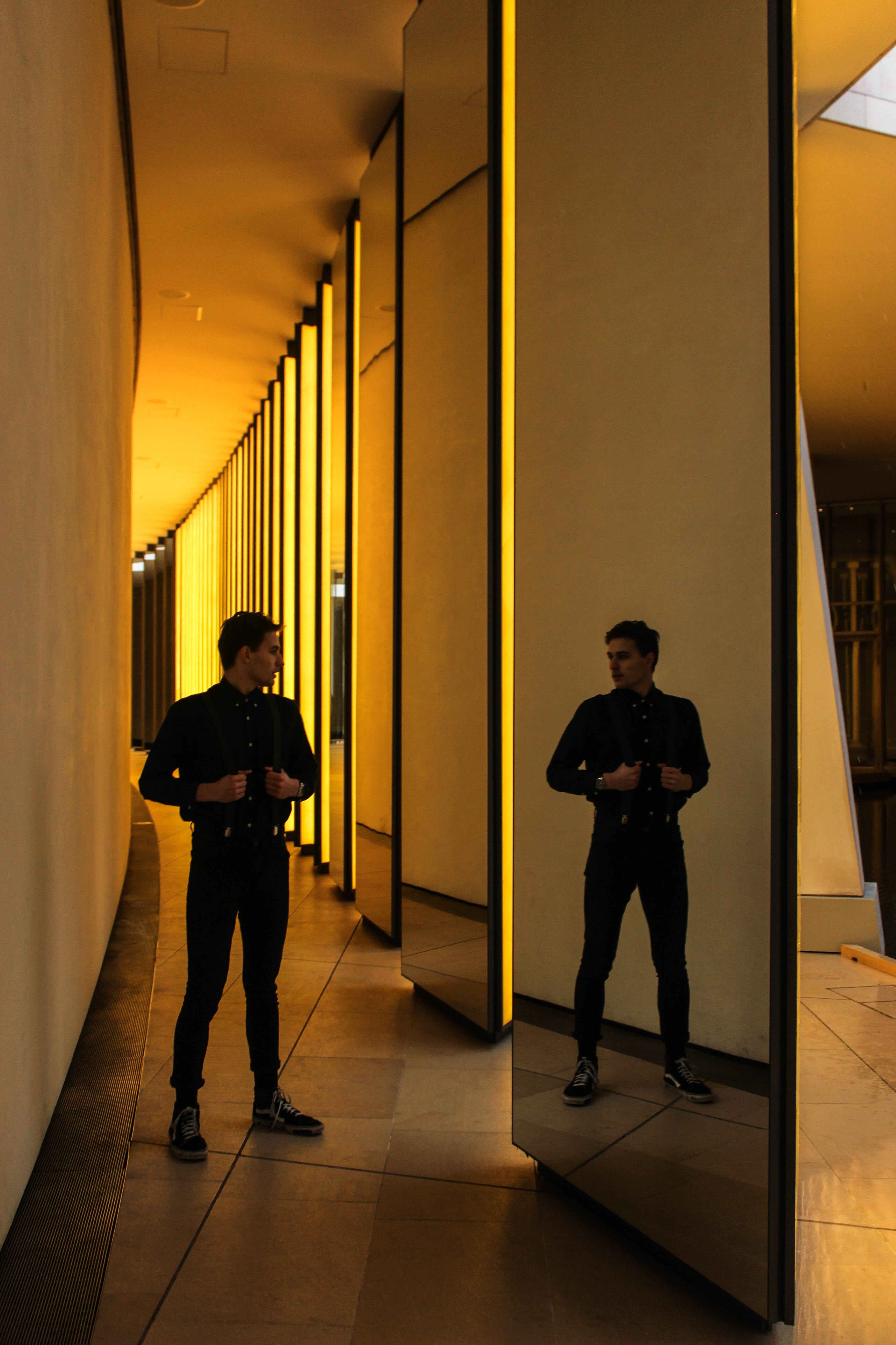 real people, reflection, indoors, built structure, modern, corridor, standing, flooring, illuminated, tiled floor, people, full length, mirror, building, Phone HD Wallpaper