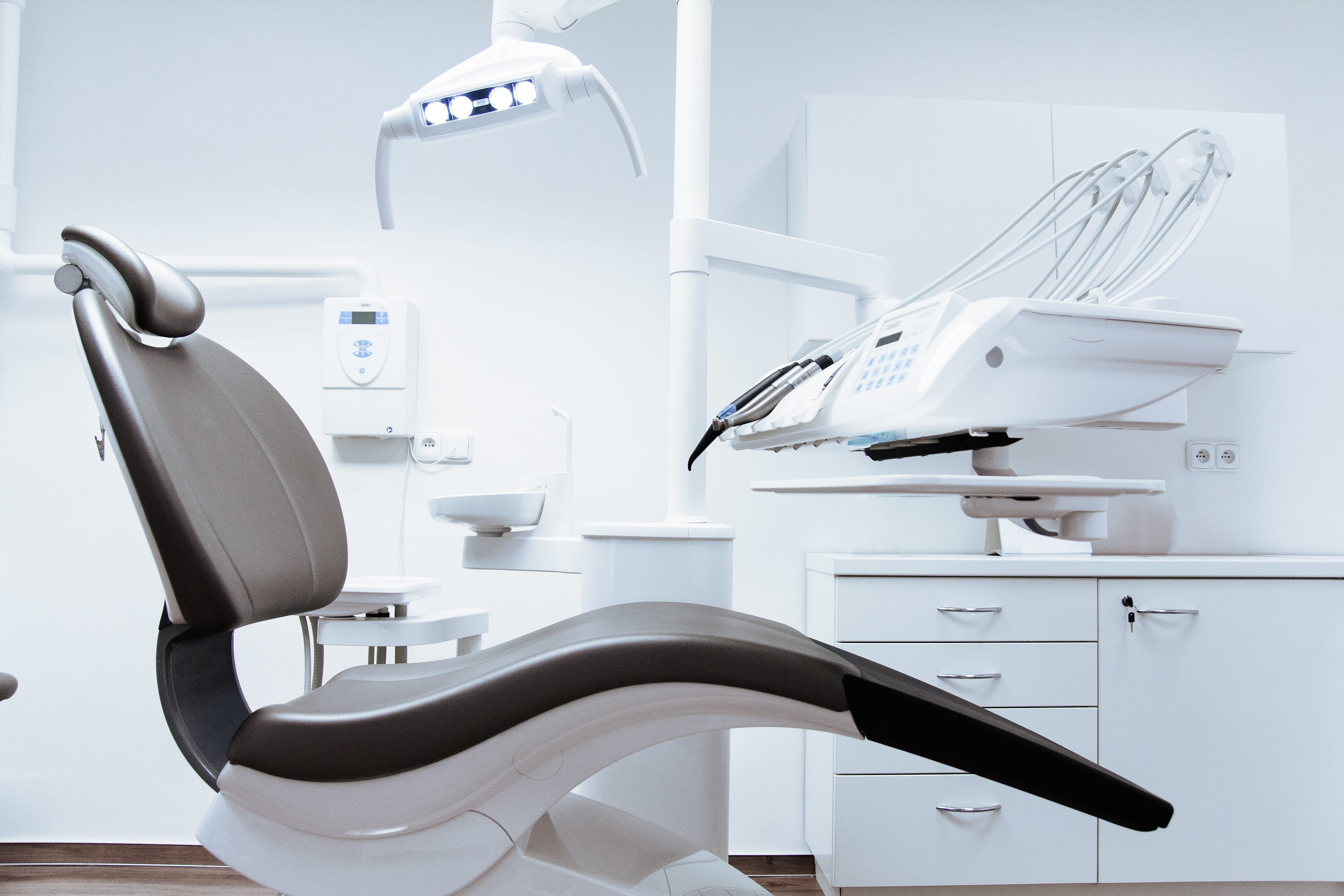 medical equipment, bathroom, flooring, tile, hospital, absence, no people, 4K, mirror, household equipment, clinic, domestic room, close-up, indoors, empty, HD Wallpaper
