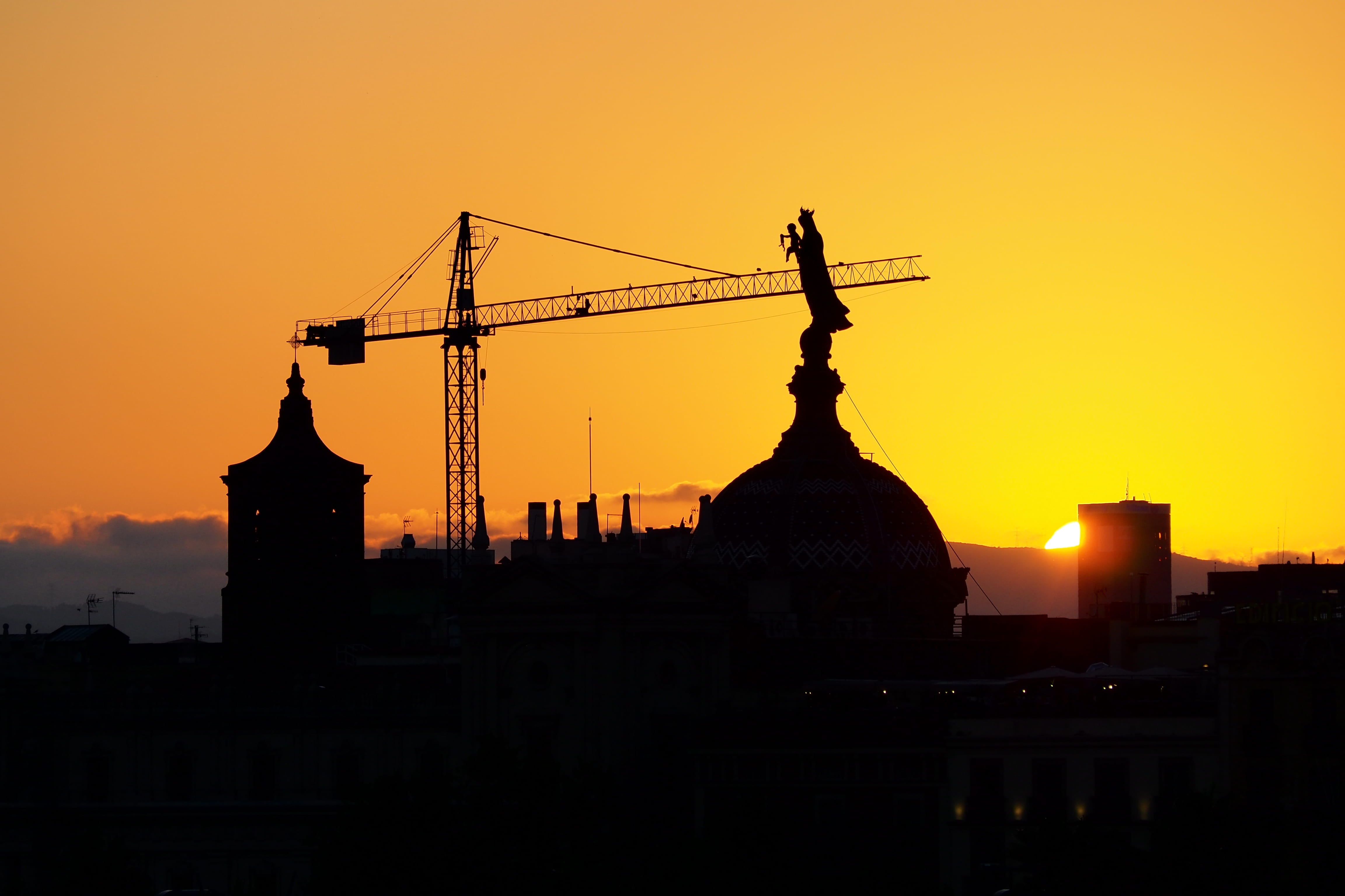 coucher de soleil, spain, crane, spirituality, building exterior, sunset, outdoors, built structure, sky, place of worship, sun, machinery, belief, city, HD Wallpaper