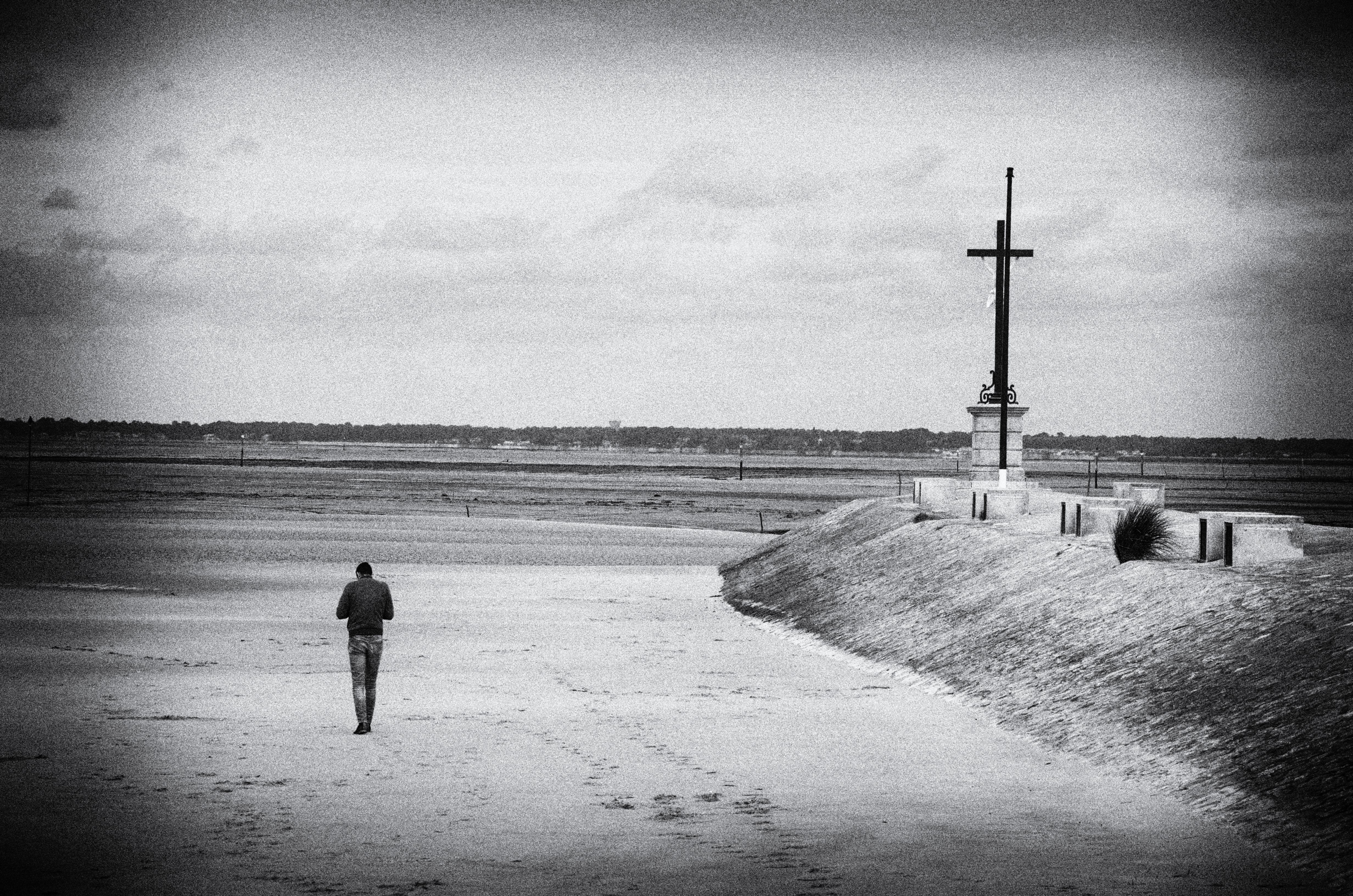 built structure, men, isolement, day, water, outdoors, cloud - sky, homme qui marche, one person, calme, sea, horizon, beauty in nature, leisure activity, HD Wallpaper