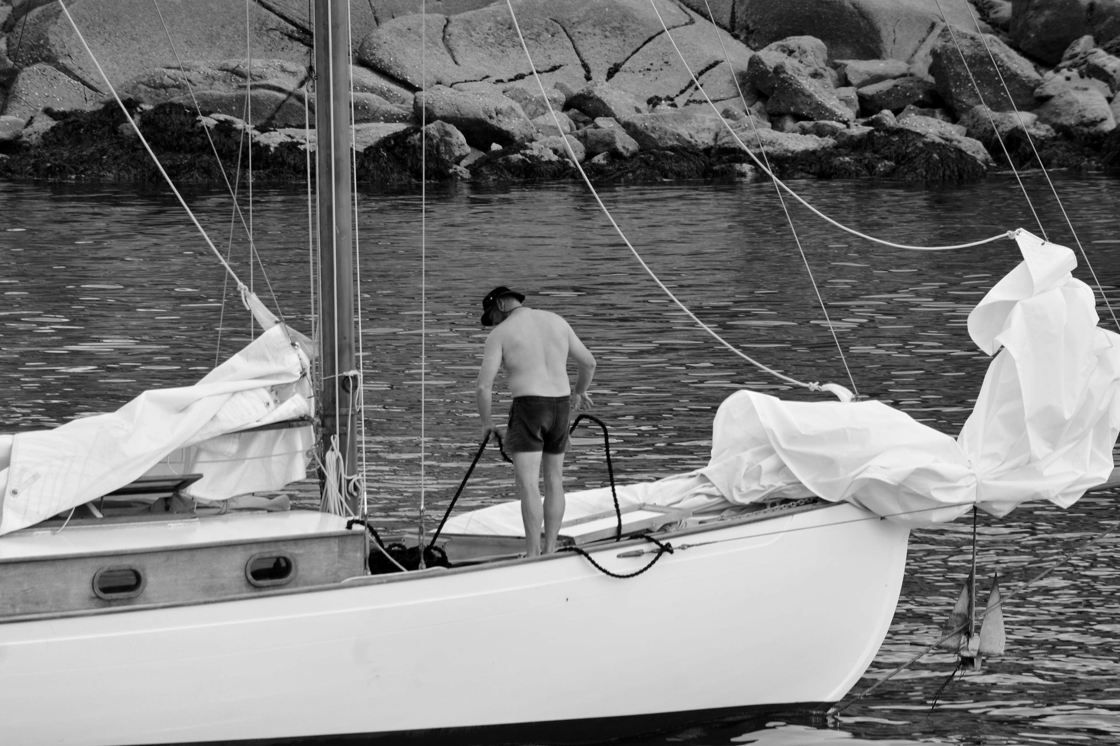 marin, people, real people, noir et blanc, rear view, loisirs, day, lifestyles, voile, nautical vessel, standing, water, rope, sailing, voilier, personnage, HD Wallpaper