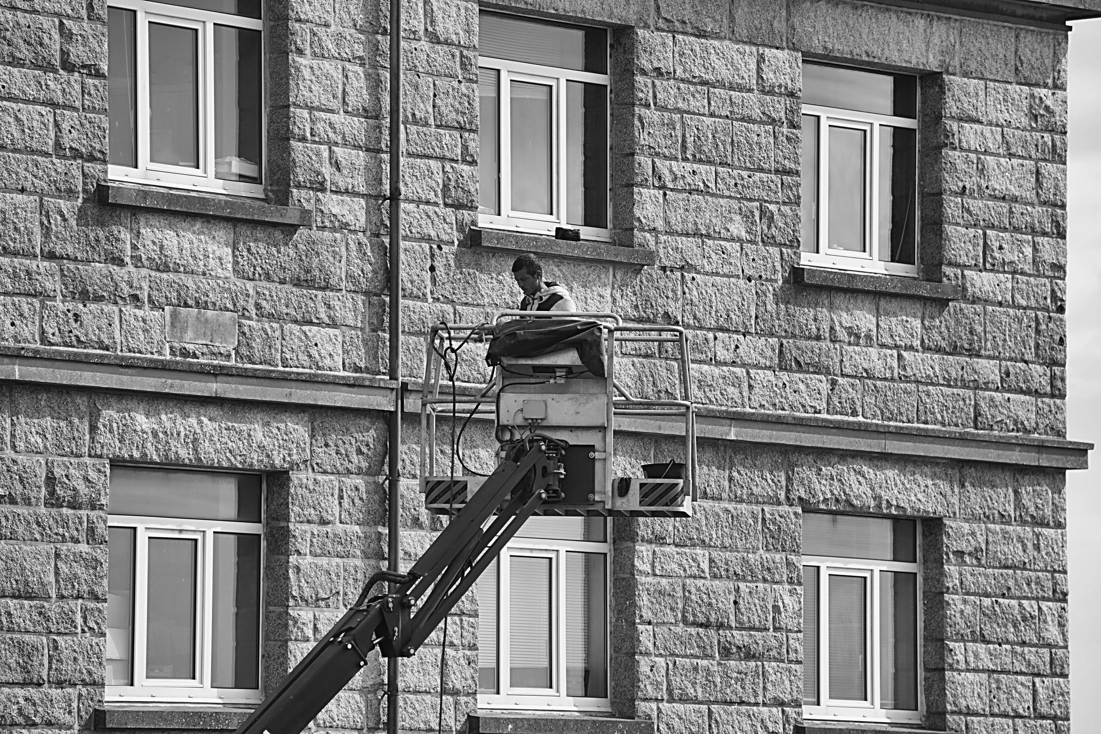 occupation, one person, 4K, building exterior, low angle view, travaux, standing, built structure, outdoors, homme, rear view, nacelle, day, residential district, HD Wallpaper