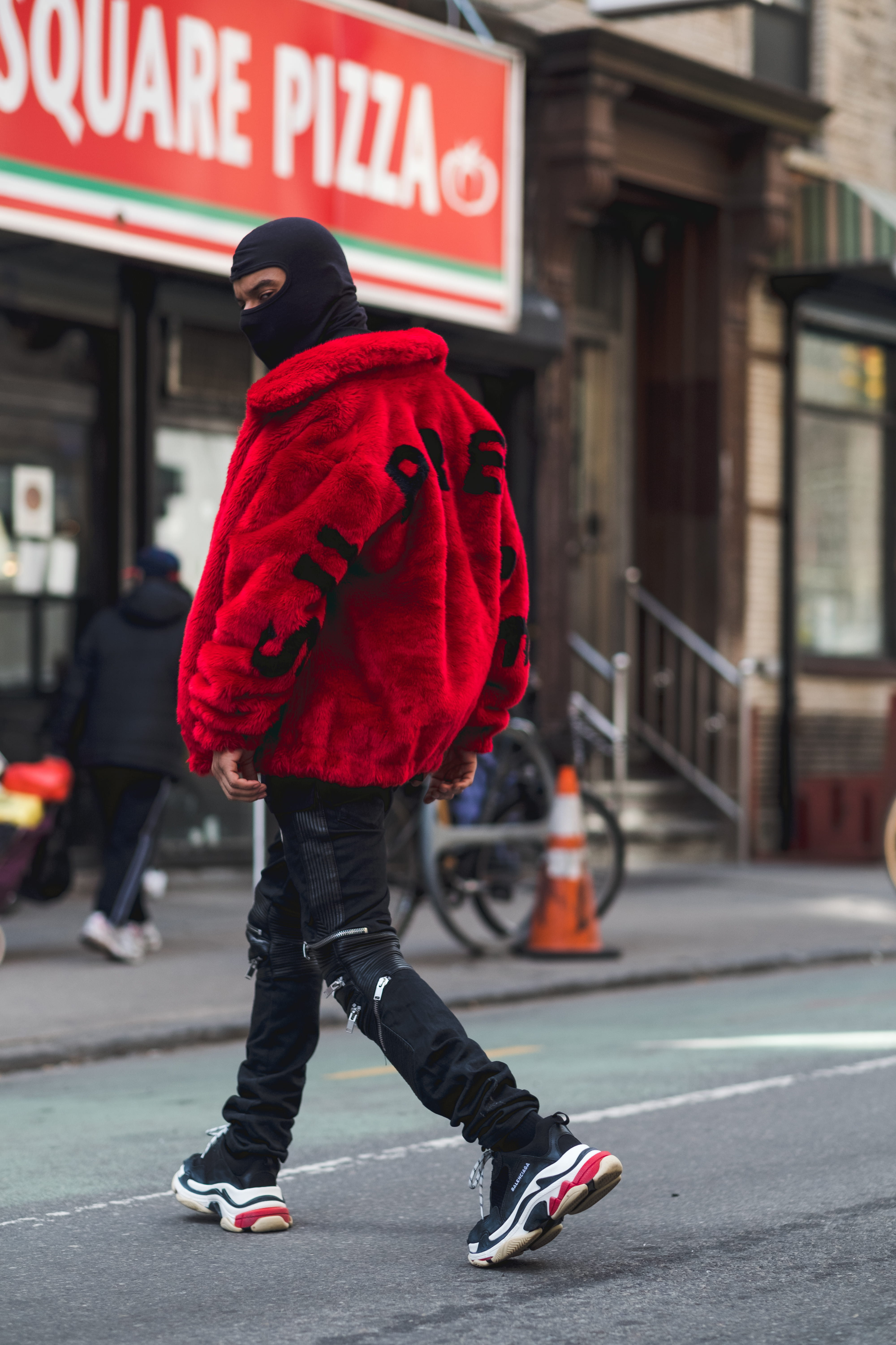 road, warm clothing, daytime, clothing, rear view, architecture, text, 5K, outdoor, lifestyles, restaurant, pizza, hood - clothing, pose, asphalt, day, Phone HD Wallpaper