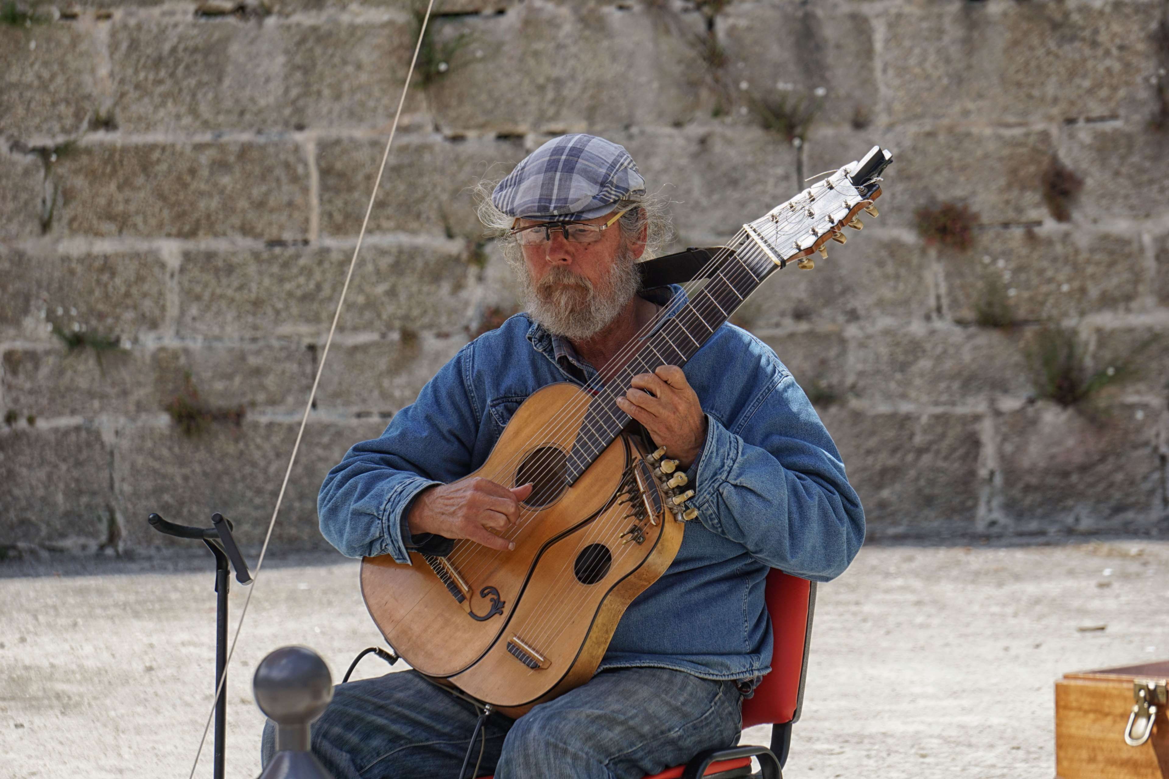 acoustic guitar, day, musicien, skill, string instrument, artiste, homme, plucking an instrument, brick, arts culture and entertainment, guitariste, personnage, HD Wallpaper